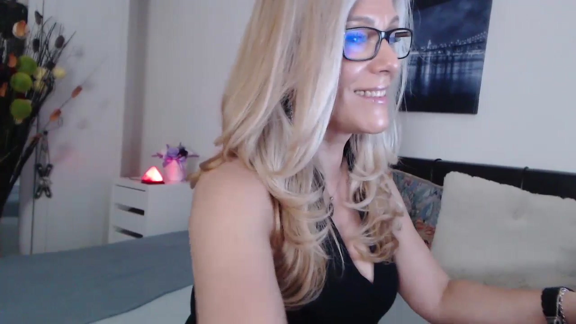 Gallery image thumbnail from Reeya71's myfreecams stream on, 06/01/2024, 03:01 image 16 of 20