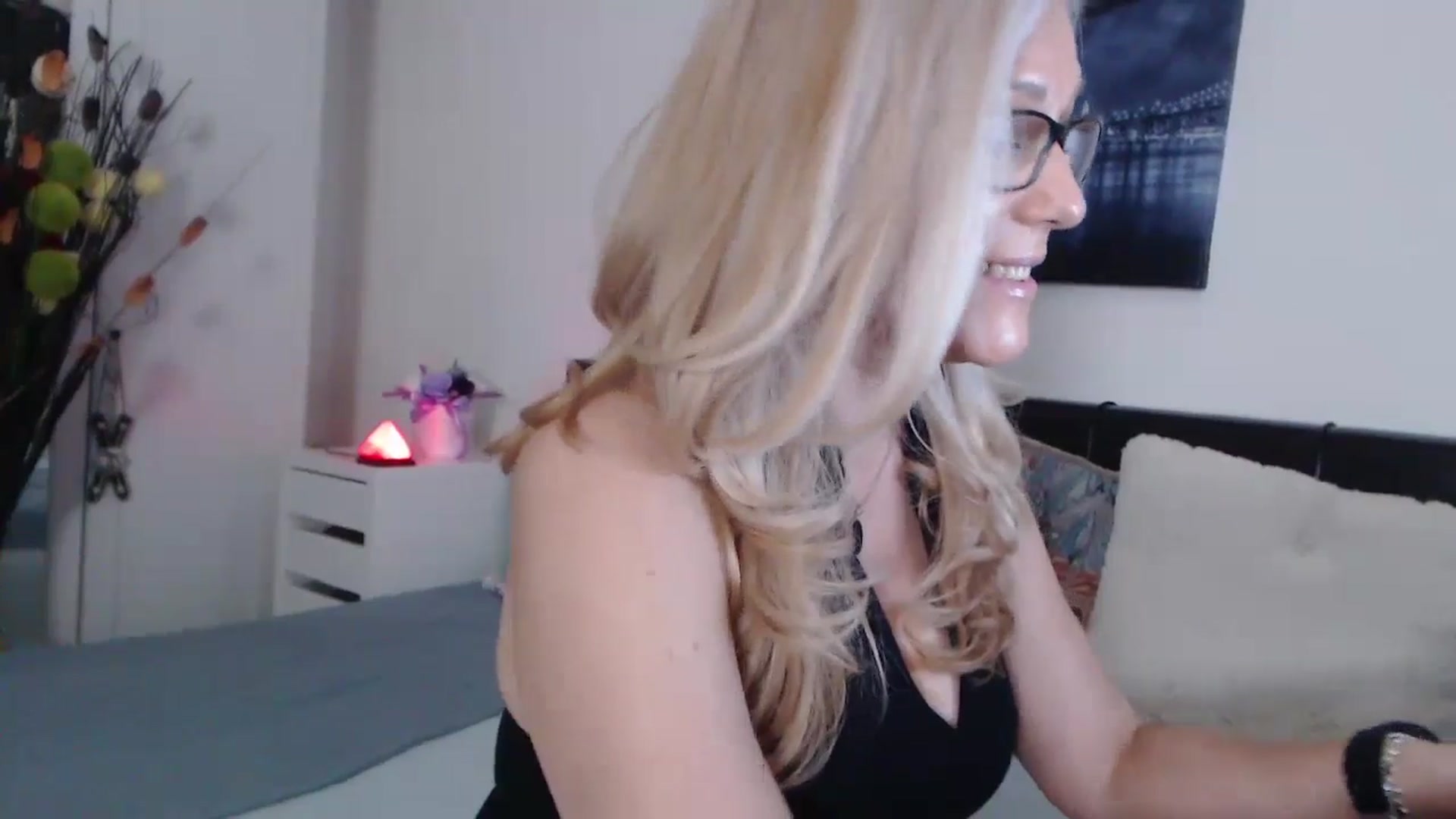 Gallery image thumbnail from Reeya71's myfreecams stream on, 06/01/2024, 03:01 image 18 of 20