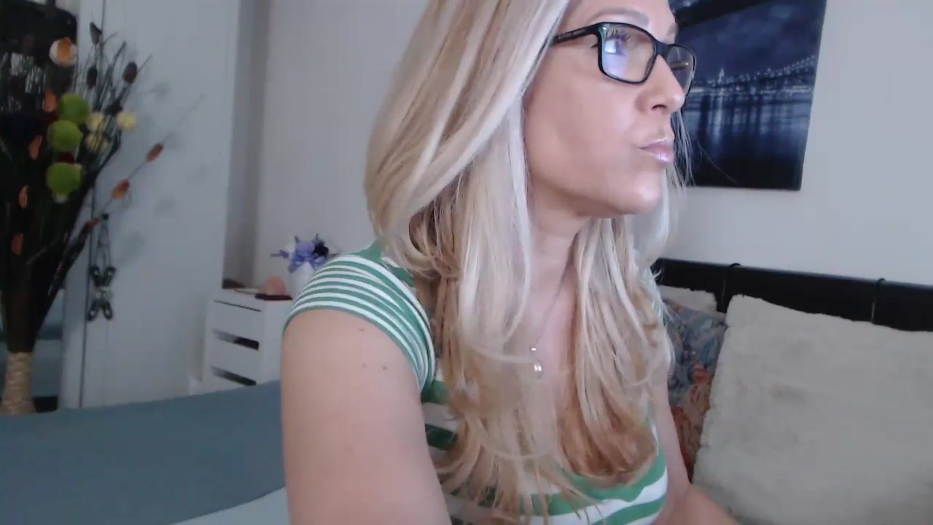 Gallery image thumbnail from Reeya71's myfreecams stream on, 06/05/2024, 05:04 image 12 of 20