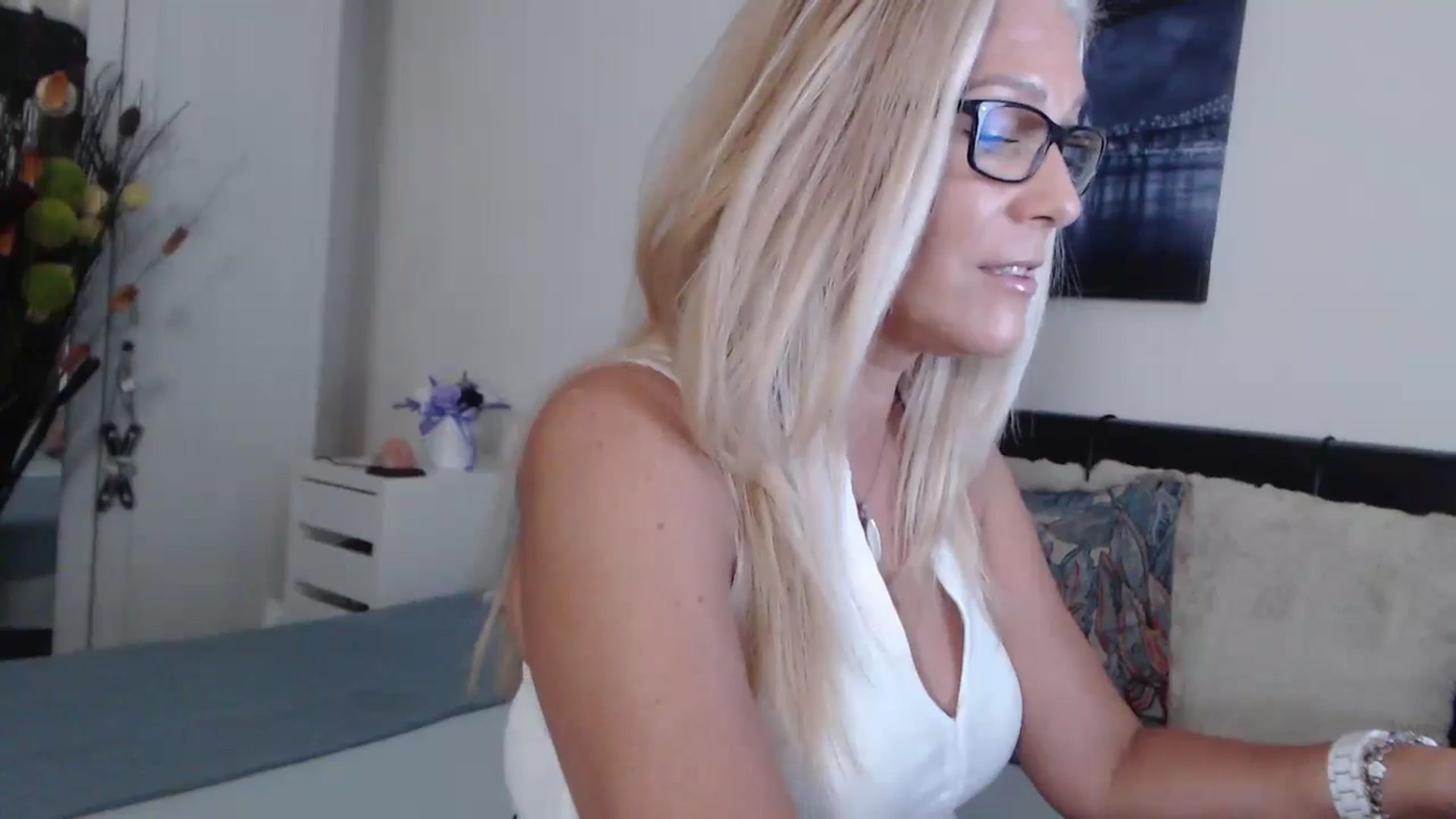 Gallery image thumbnail from Reeya71's myfreecams stream on, 06/18/2024, 02:53 image 10 of 20