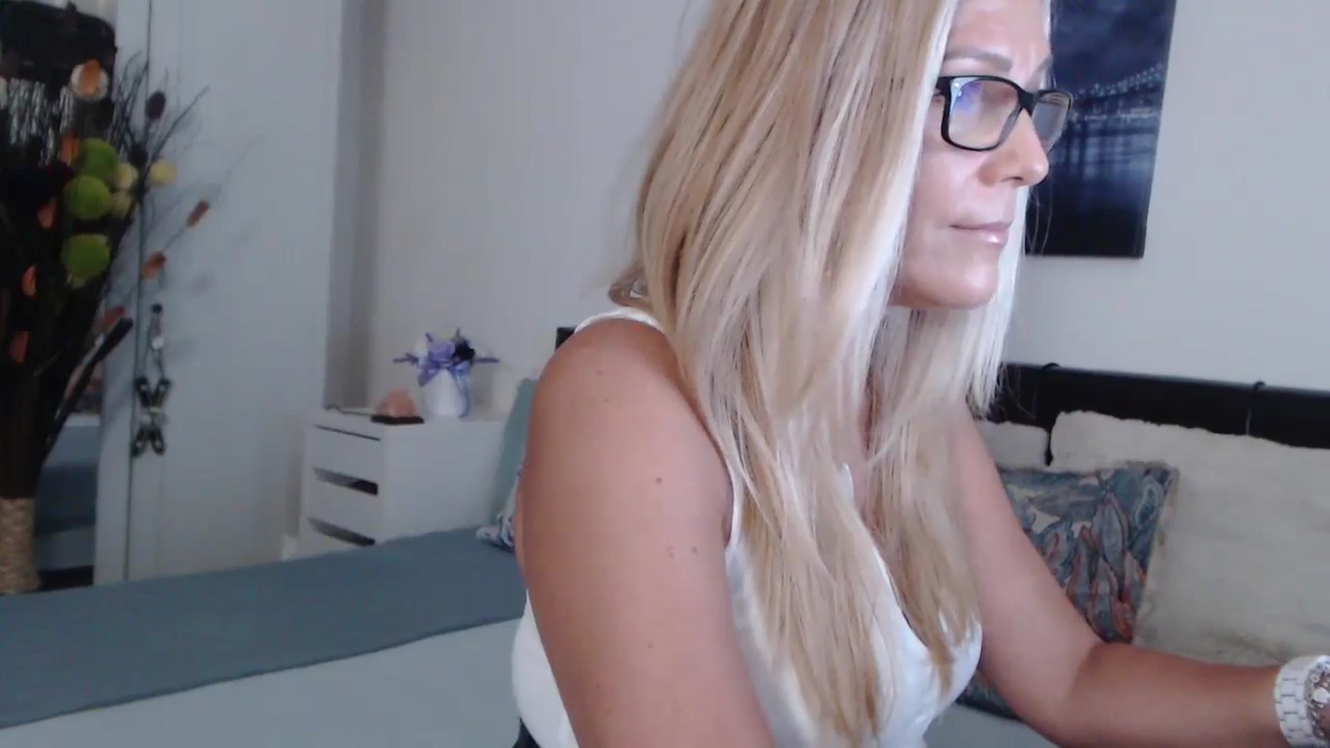 Gallery image thumbnail from Reeya71's myfreecams stream on, 06/18/2024, 04:13 image 8 of 20