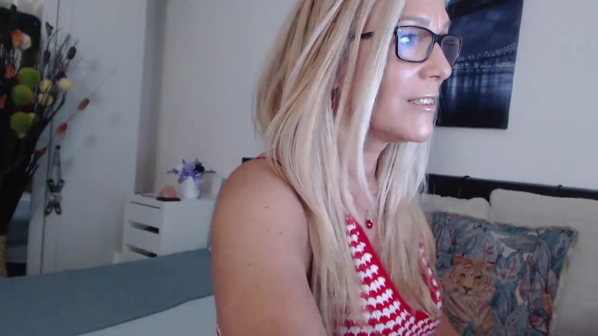 Gallery image thumbnail from Reeya71's myfreecams stream on, 06/19/2024, 03:20 image 6 of 20