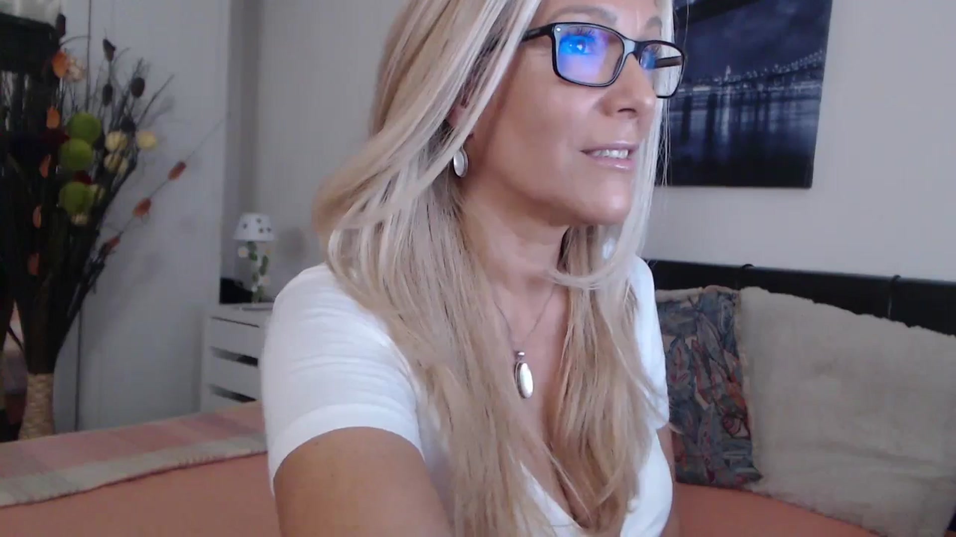 Gallery image thumbnail from Reeya71's myfreecams stream on, 07/17/2024, 05:11 image 10 of 20