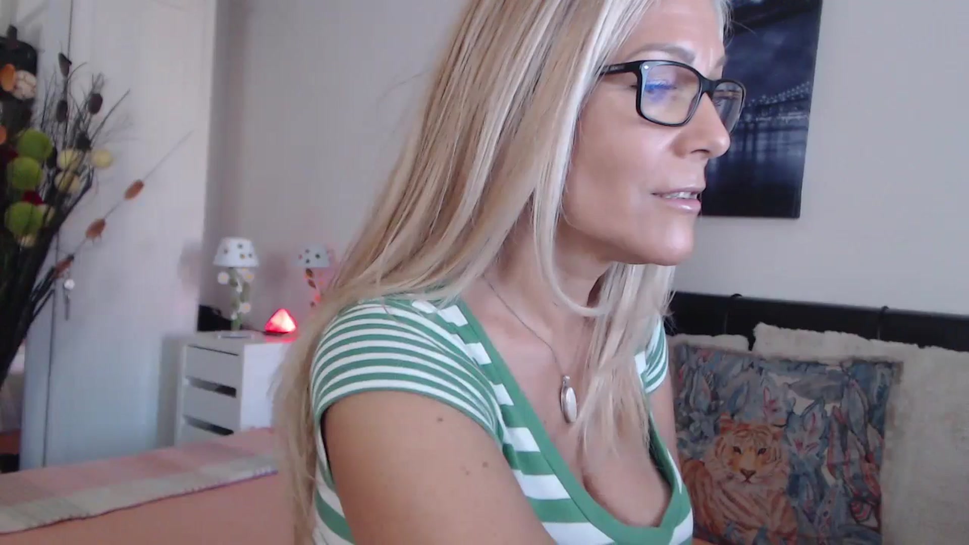 Gallery image thumbnail from Reeya71's myfreecams stream on, 07/18/2024, 04:18 image 10 of 20