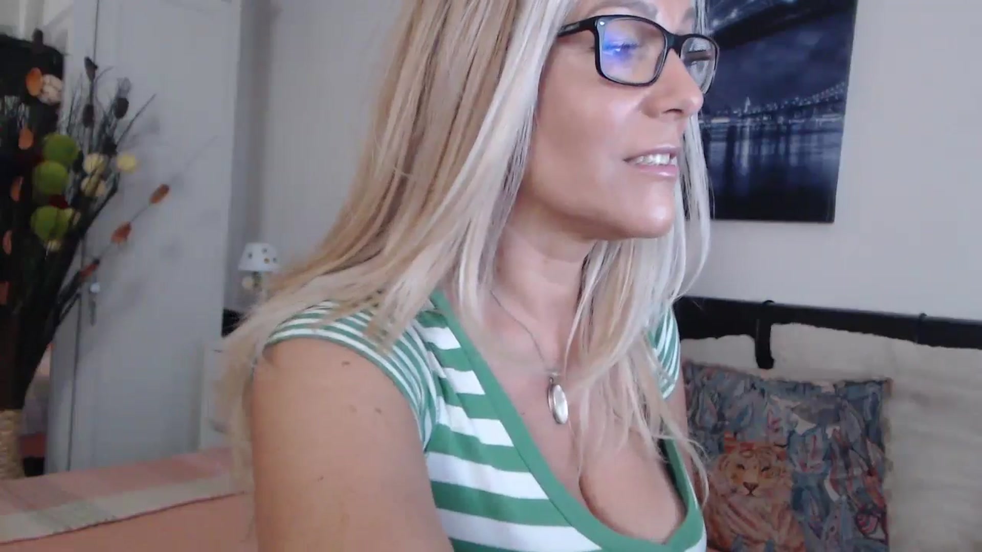 Gallery image thumbnail from Reeya71's myfreecams stream on, 07/18/2024, 05:53 image 4 of 20