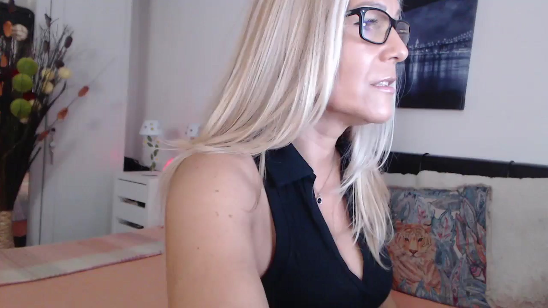 Gallery image thumbnail from Reeya71's myfreecams stream on, 07/22/2024, 03:35 image 1 of 20