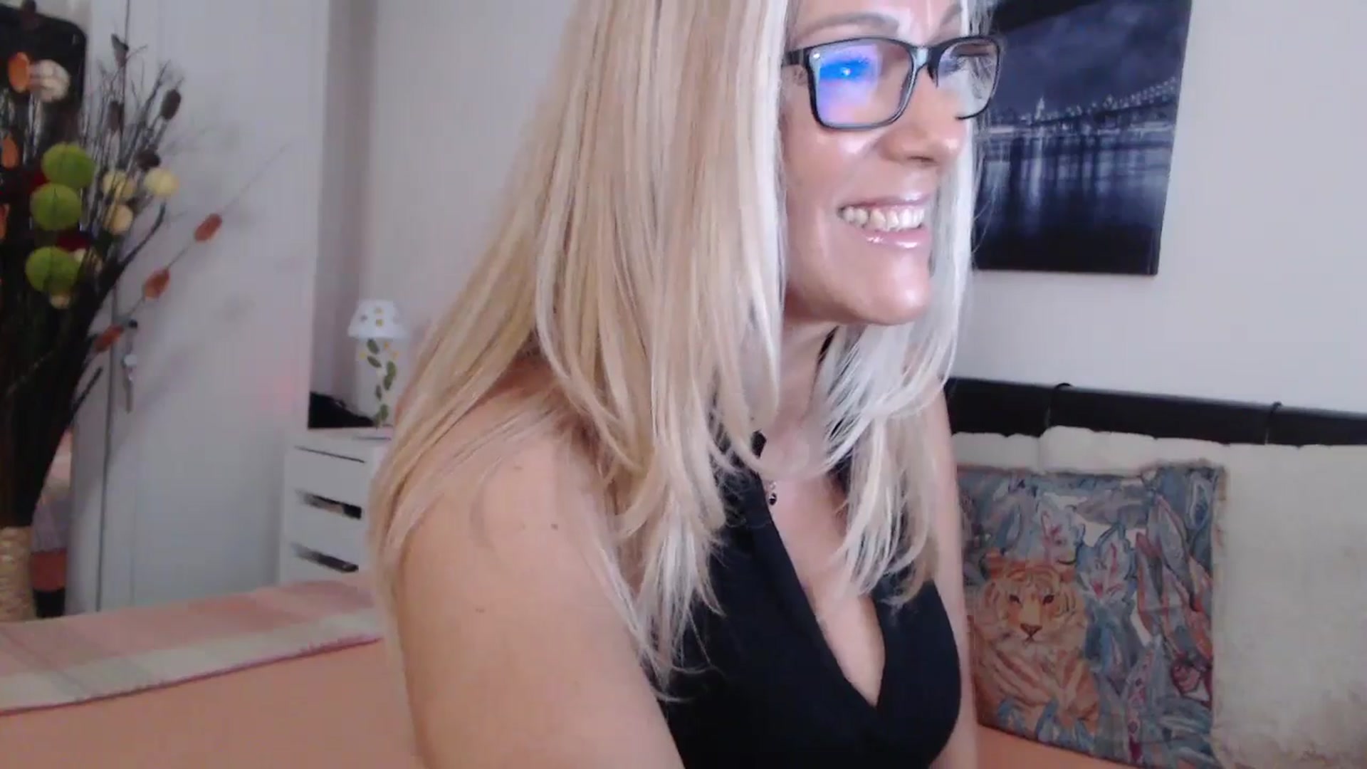 Gallery image thumbnail from Reeya71's myfreecams stream on, 07/22/2024, 03:35 image 10 of 20