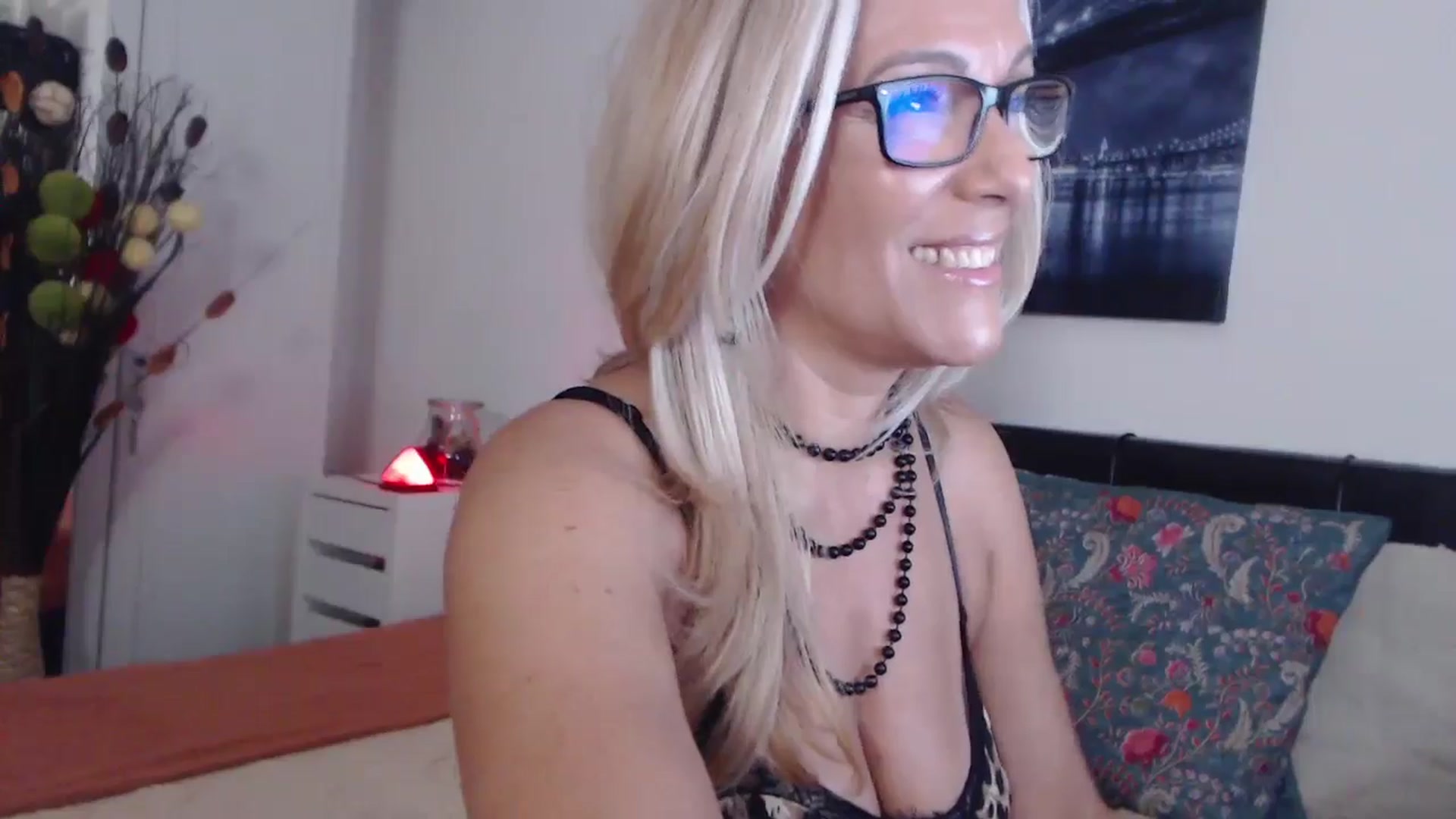 Gallery image thumbnail from Reeya71's myfreecams stream on, 08/20/2024, 21:41 image 12 of 20