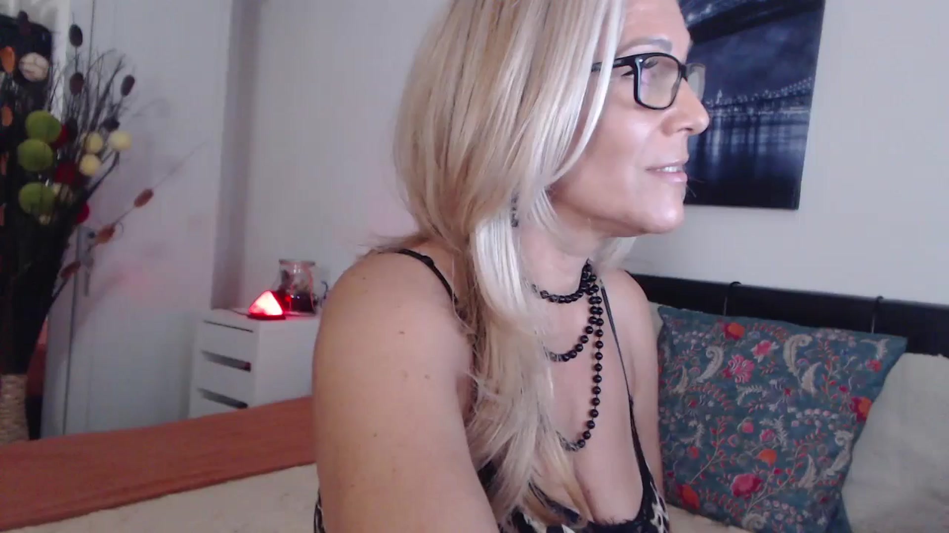 Gallery image thumbnail from Reeya71's myfreecams stream on, 08/20/2024, 21:41 image 2 of 20