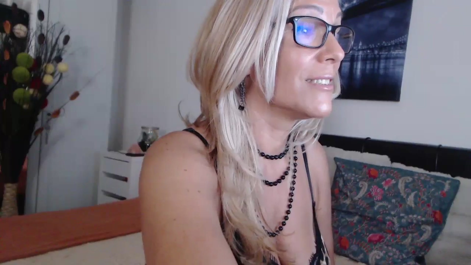 Gallery image thumbnail from Reeya71's myfreecams stream on, 08/21/2024, 24:16 image 17 of 20