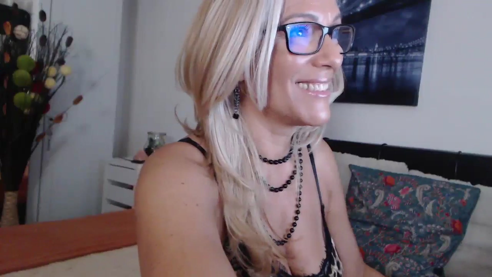 Gallery image thumbnail from Reeya71's myfreecams stream on, 08/21/2024, 24:16 image 16 of 20