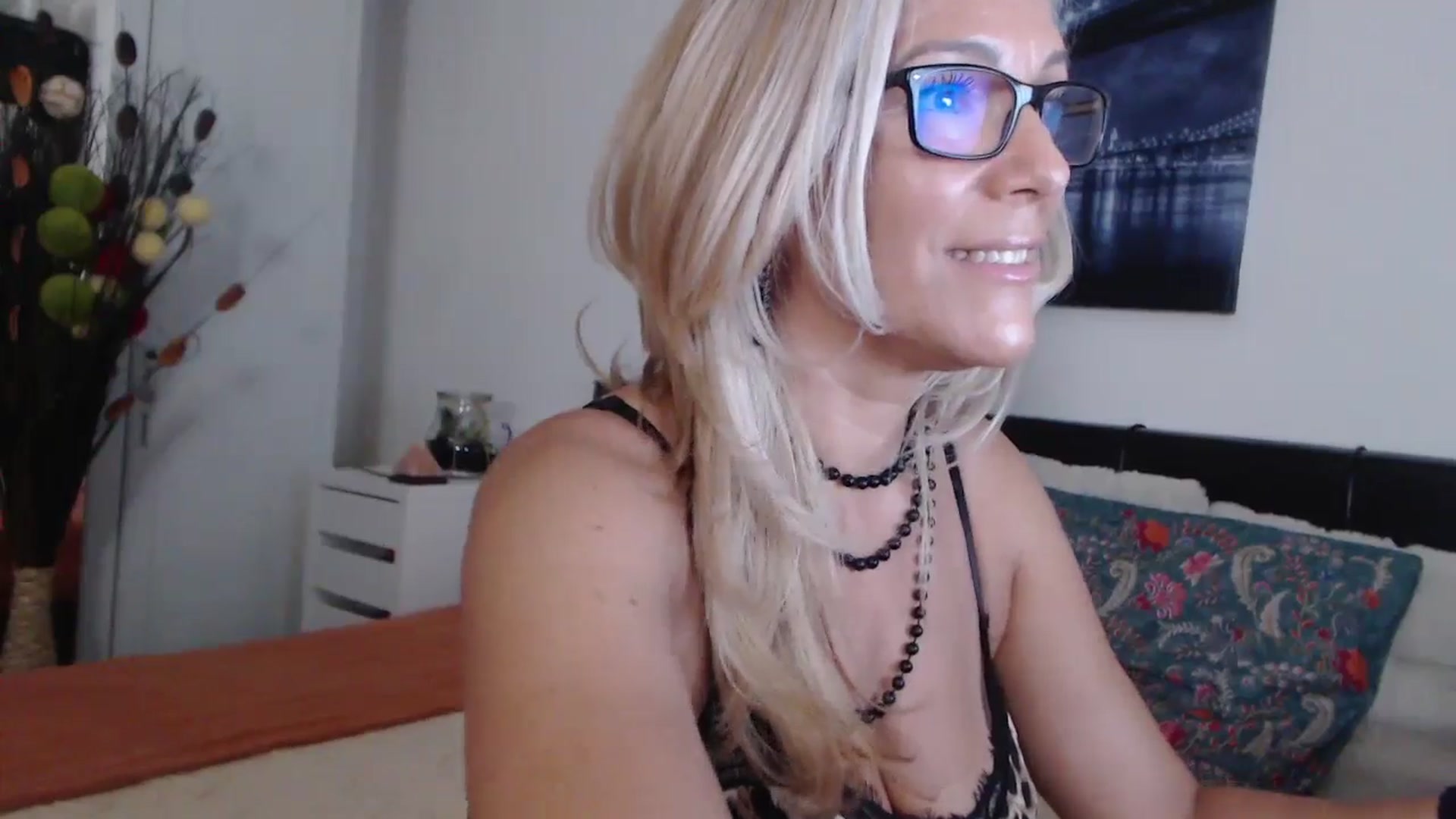 Gallery image thumbnail from Reeya71's myfreecams stream on, 08/21/2024, 24:16 image 15 of 20