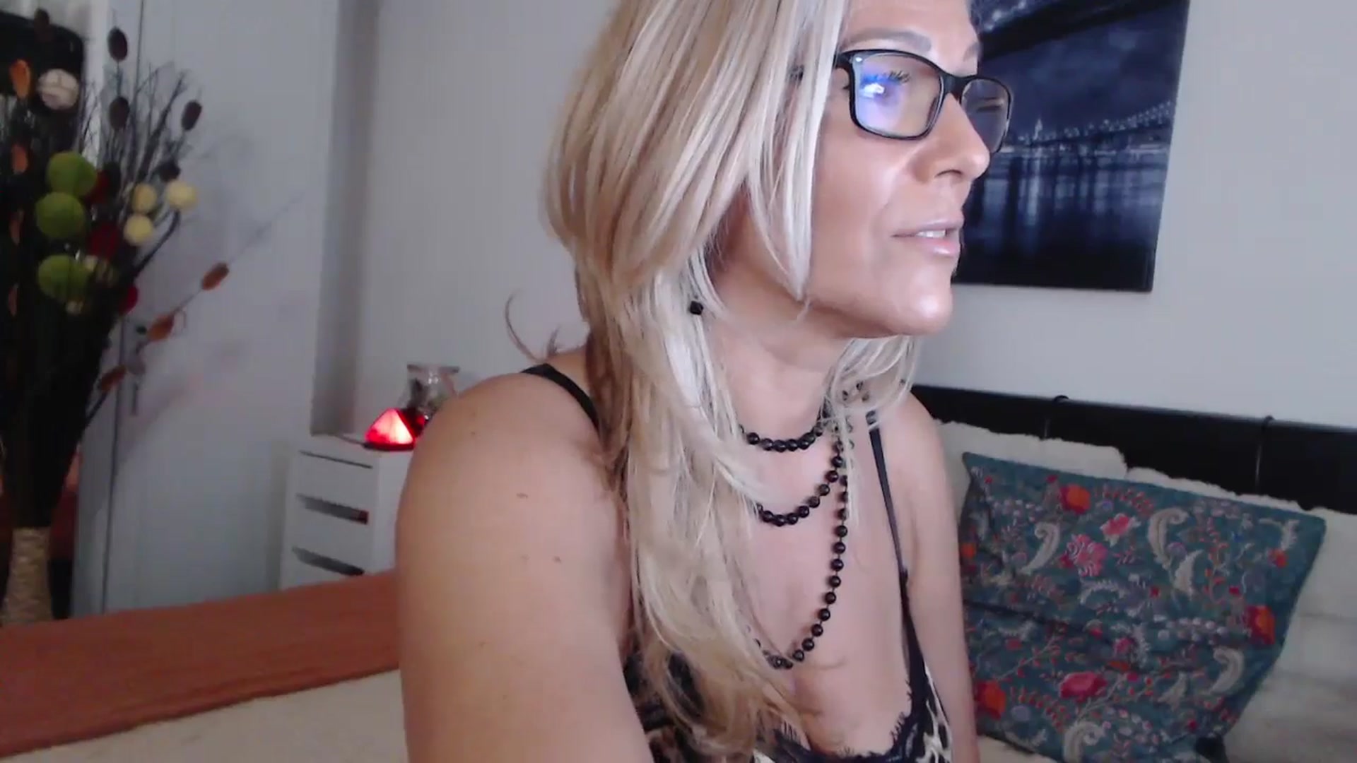 Gallery image thumbnail from Reeya71's myfreecams stream on, 08/21/2024, 24:16 image 4 of 20