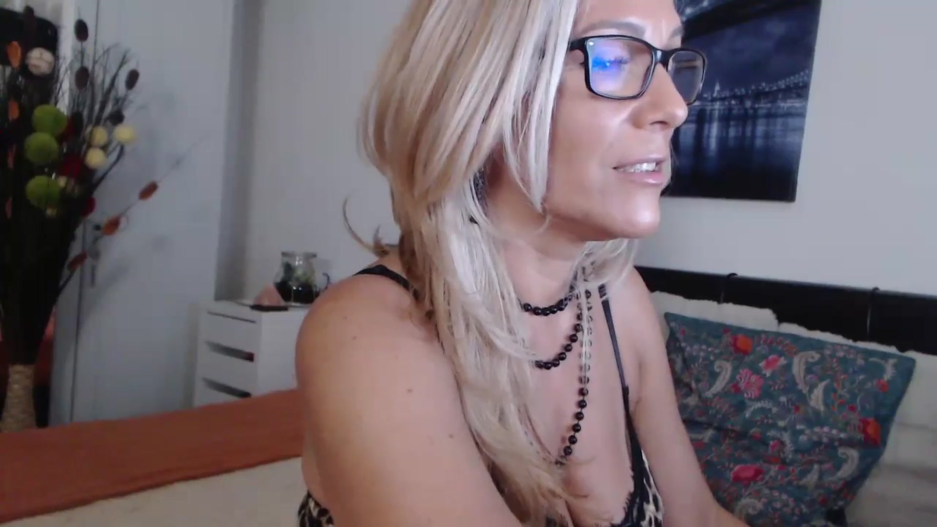 Gallery image thumbnail from Reeya71's myfreecams stream on, 08/21/2024, 24:16 image 10 of 20