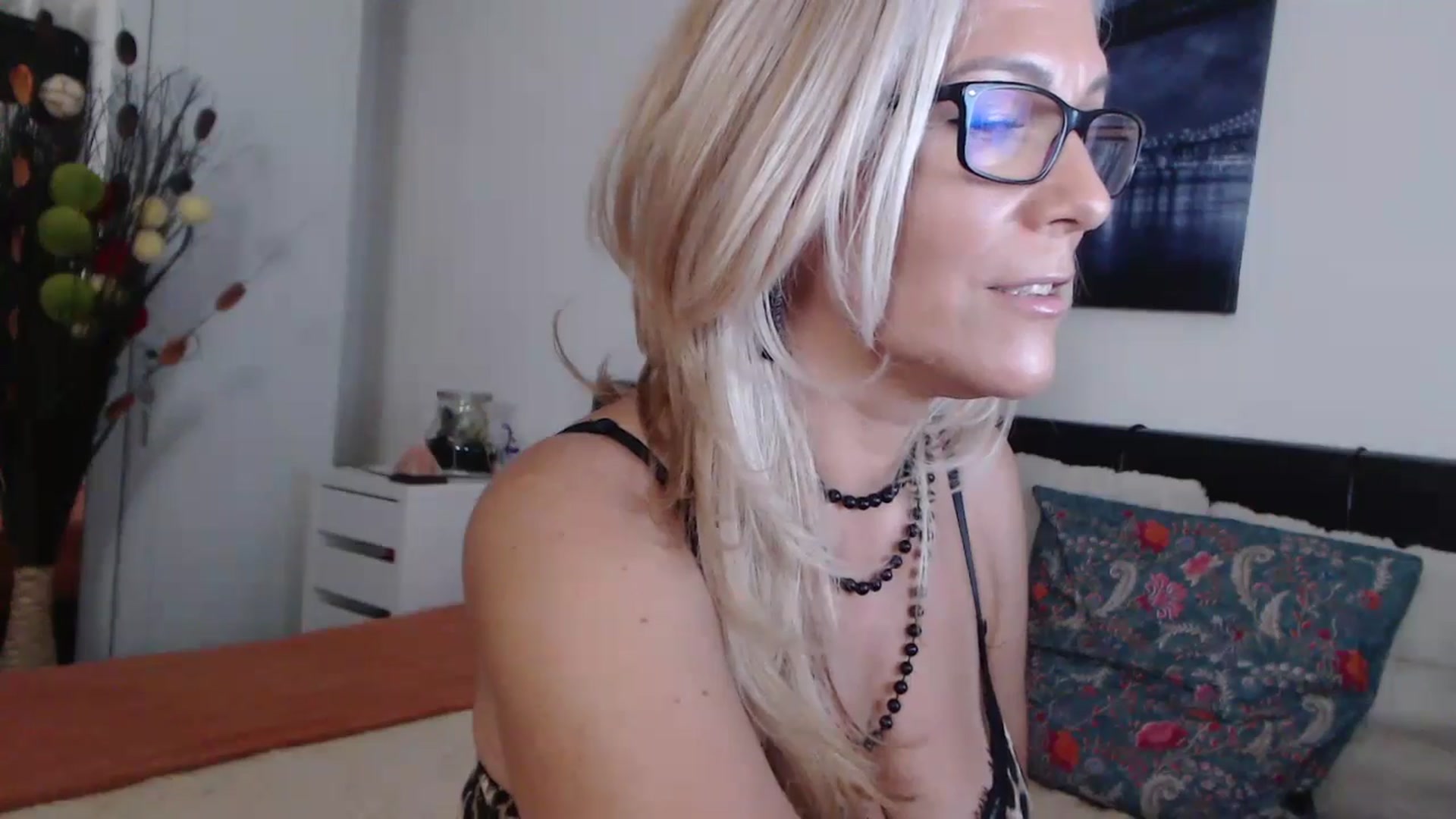 Gallery image thumbnail from Reeya71's myfreecams stream on, 08/21/2024, 24:16 image 11 of 20