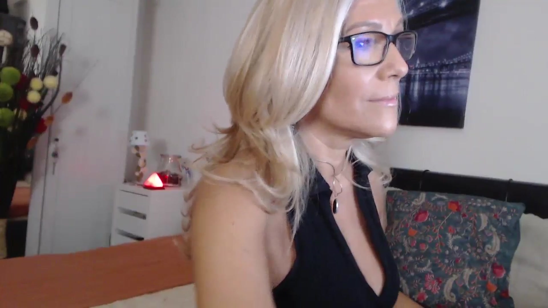 Gallery image thumbnail from Reeya71's myfreecams stream on, 09/24/2024, 02:18 image 10 of 20