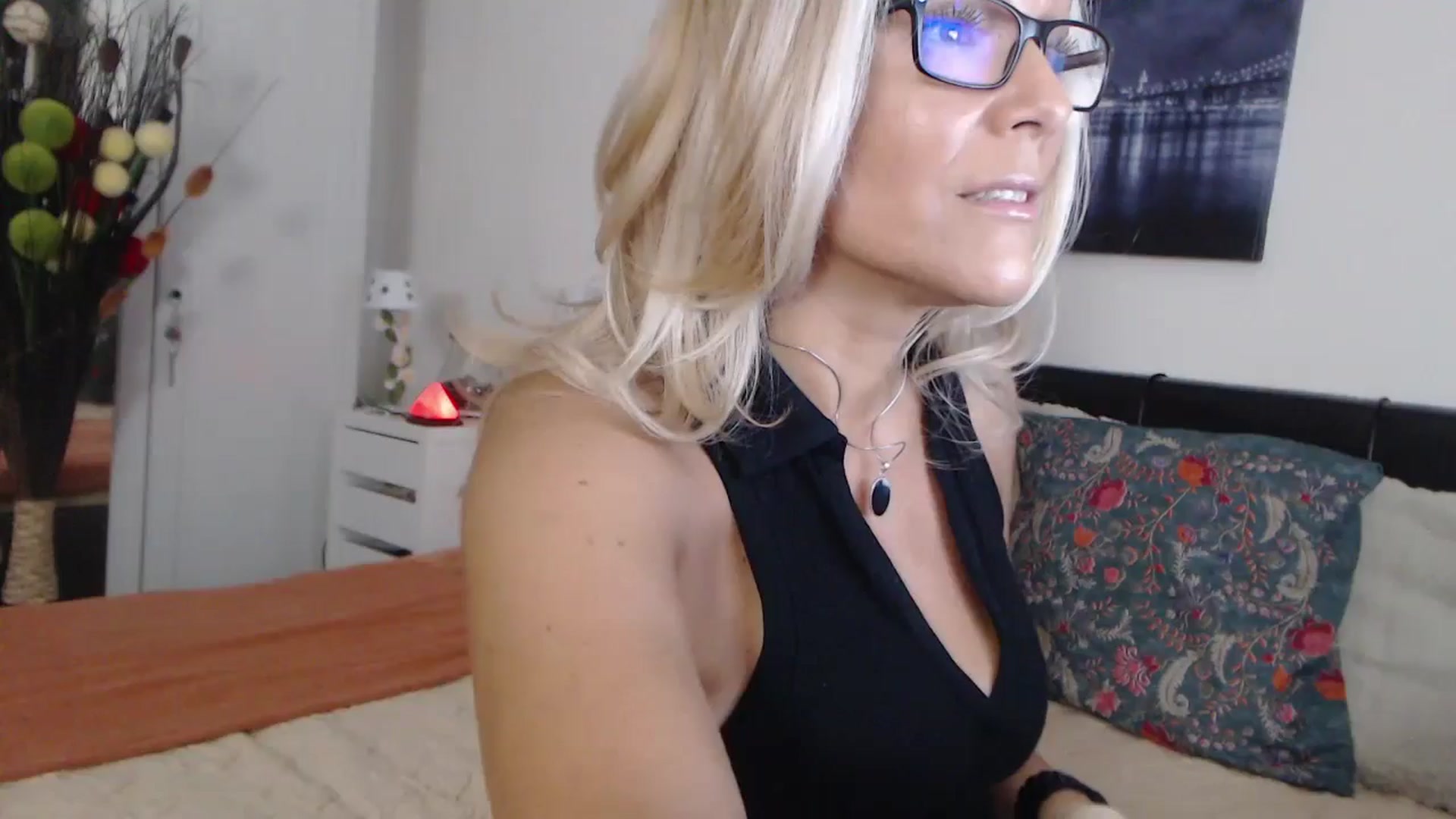 Gallery image thumbnail from Reeya71's myfreecams stream on, 09/24/2024, 06:32 image 1 of 20