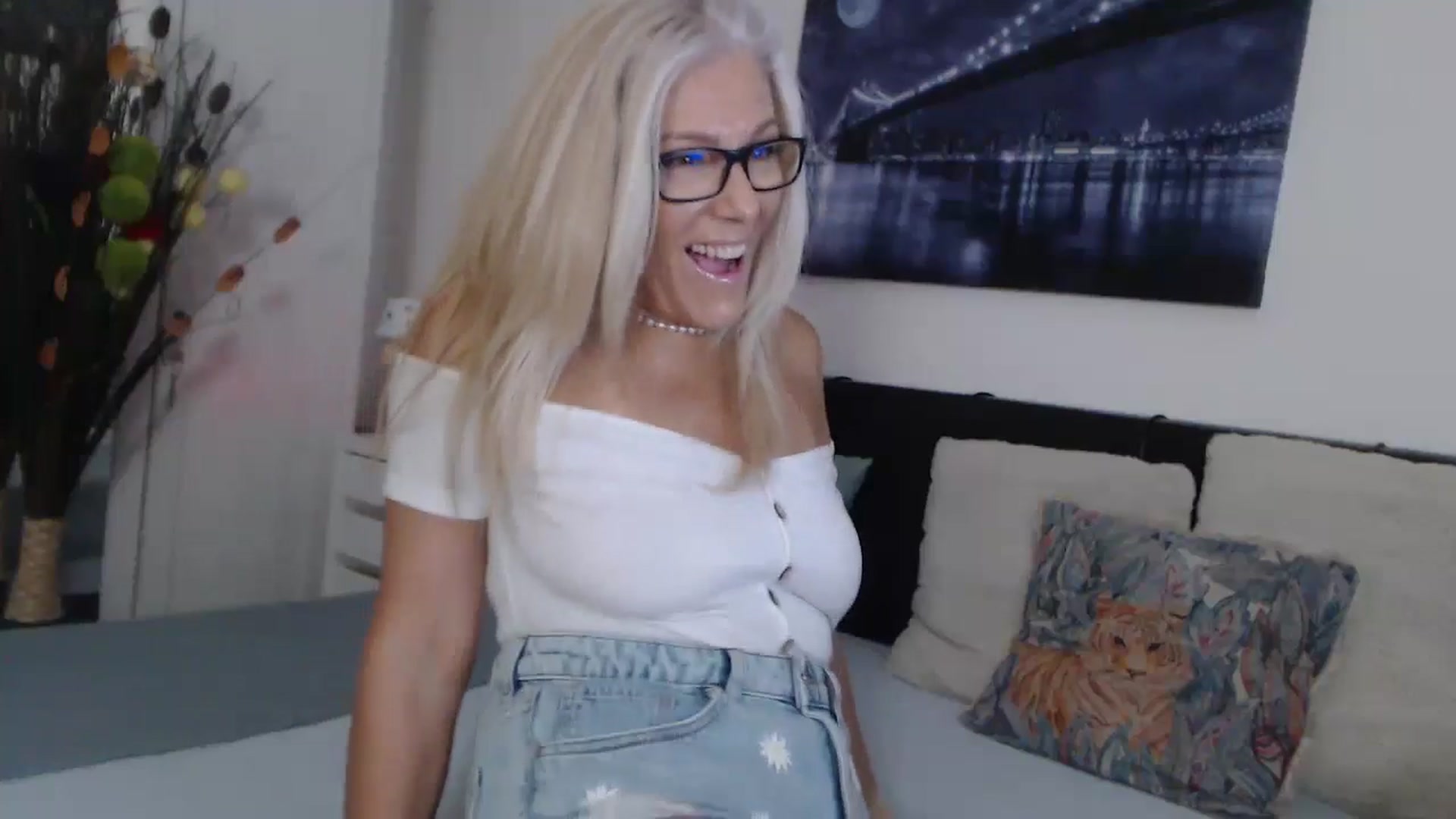Gallery image thumbnail from Reeya71's myfreecams stream on, 10/02/2024, 02:33 image 16 of 20