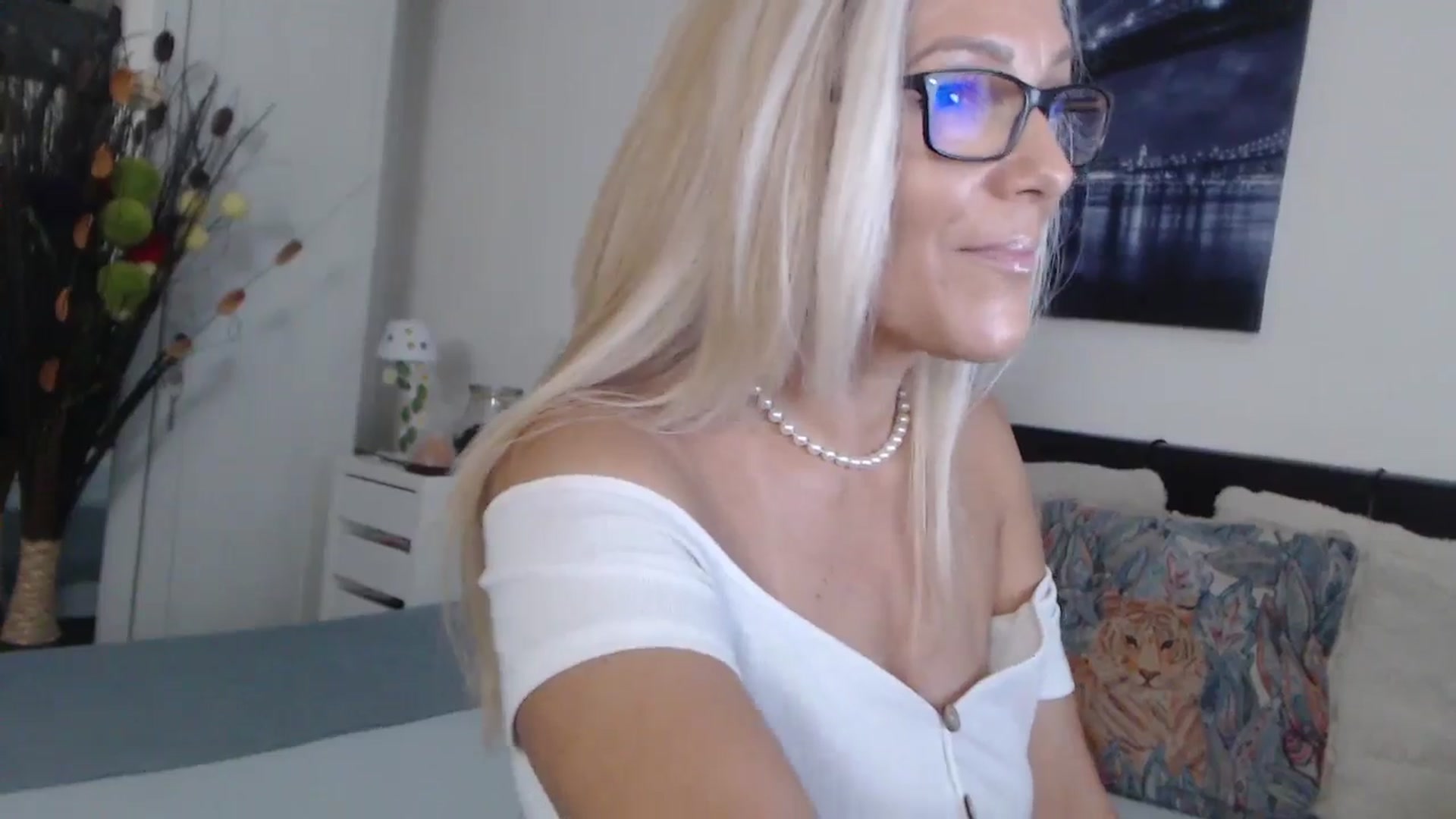 Gallery image thumbnail from Reeya71's myfreecams stream on, 10/02/2024, 04:48 image 16 of 20