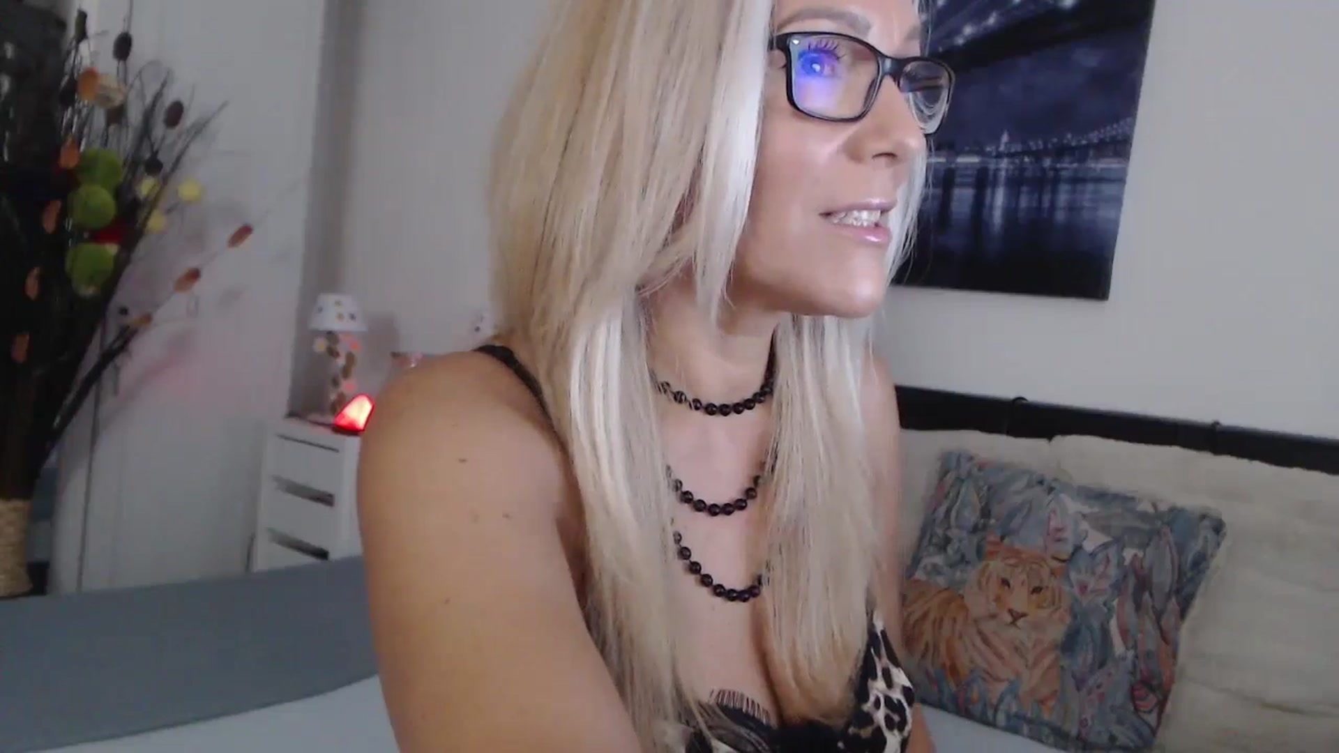 Gallery image thumbnail from Reeya71's myfreecams stream on, 10/04/2024, 02:43 image 9 of 20