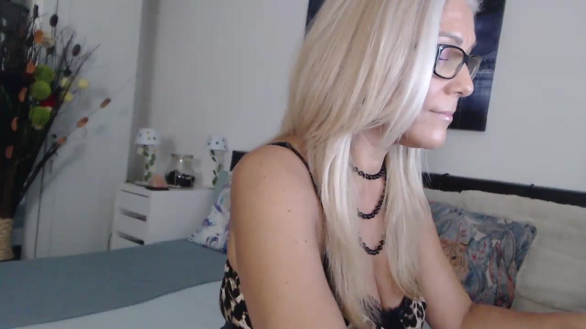 Gallery image thumbnail from Reeya71's myfreecams stream on, 10/04/2024, 02:43 image 4 of 20