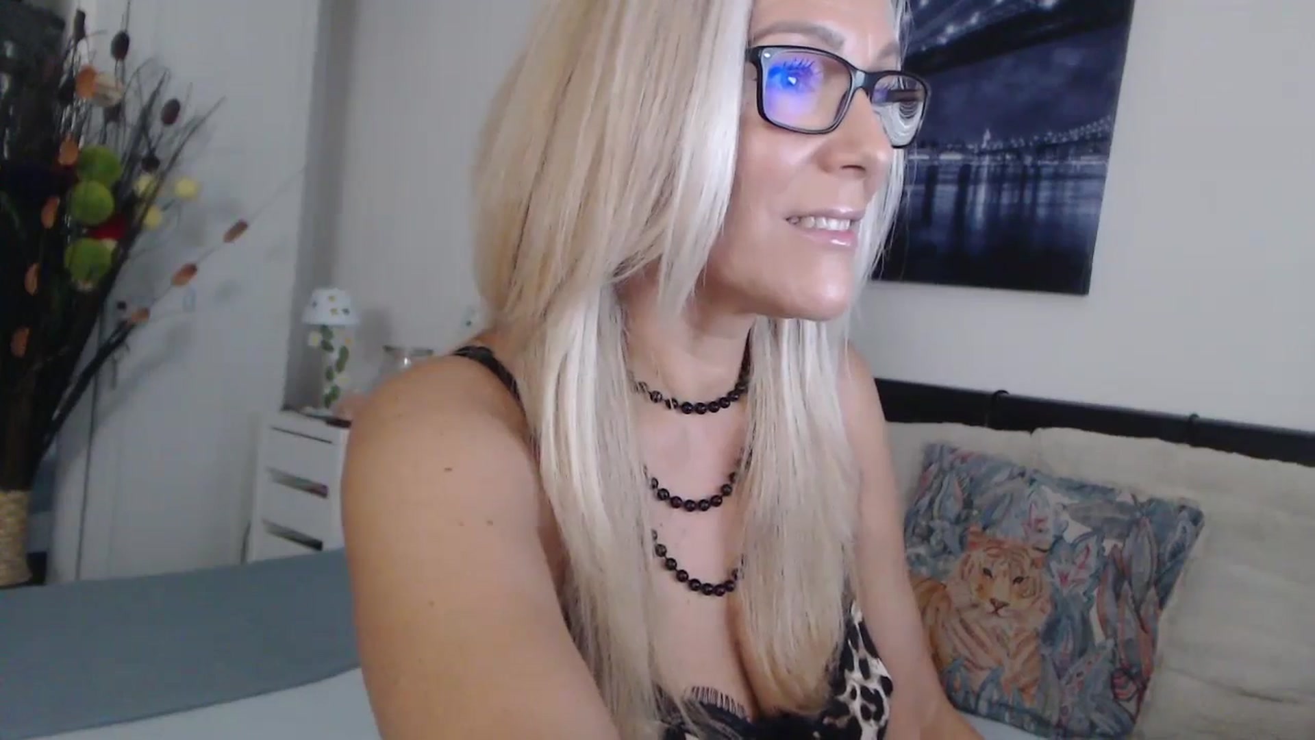 Gallery image thumbnail from Reeya71's myfreecams stream on, 10/04/2024, 02:43 image 5 of 20