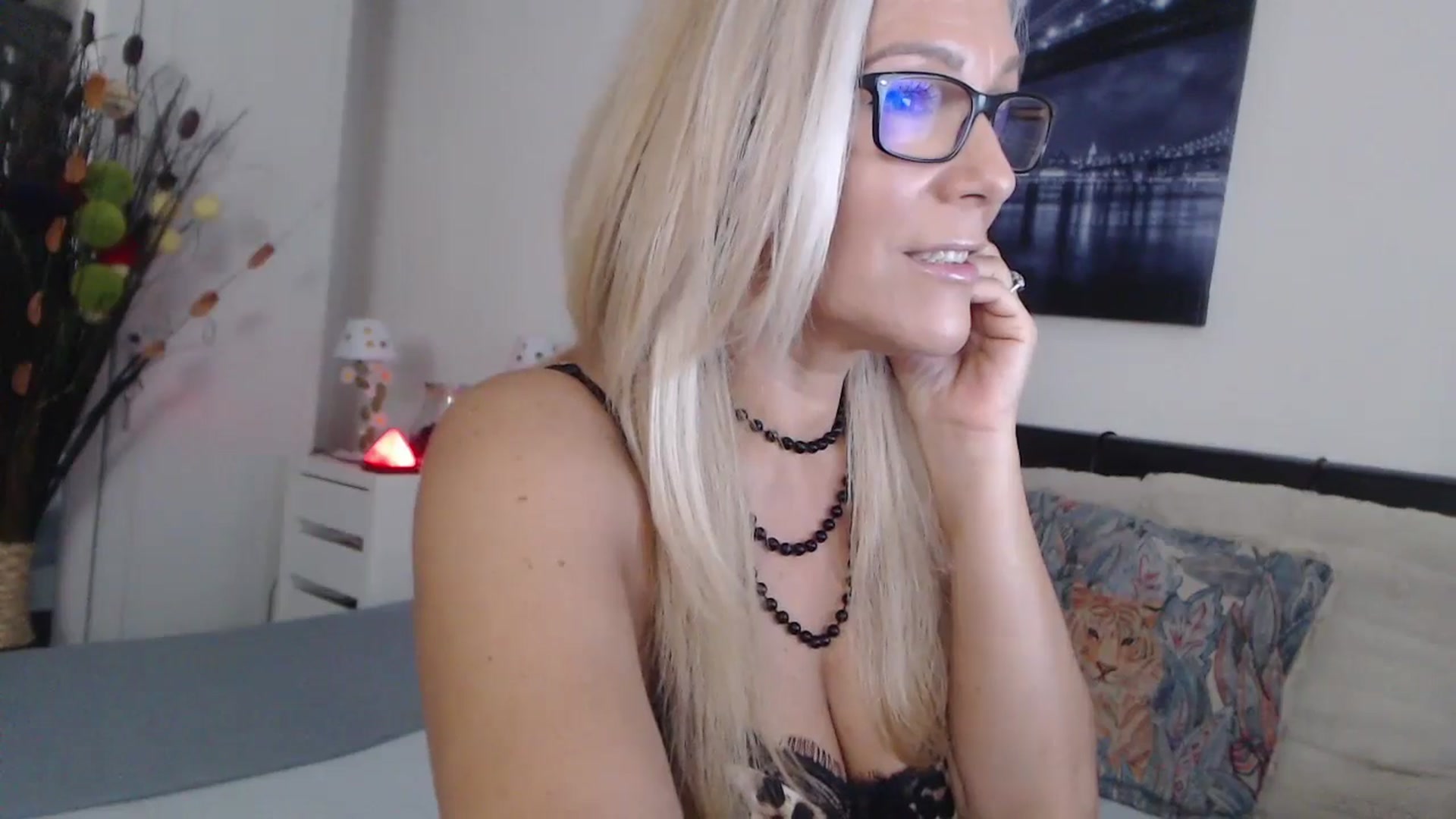Gallery image thumbnail from Reeya71's myfreecams stream on, 10/04/2024, 02:43 image 12 of 20