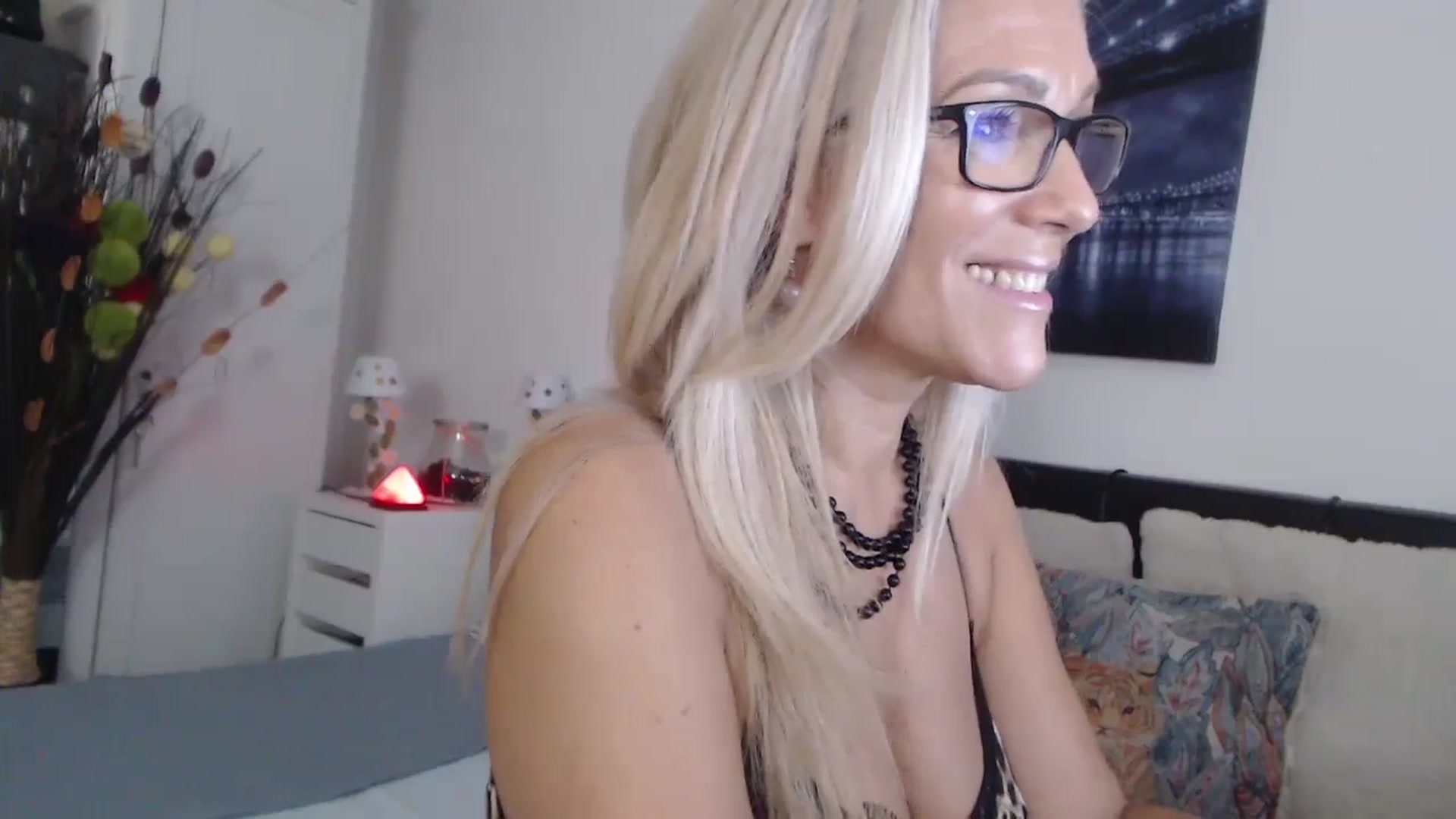 Gallery image thumbnail from Reeya71's myfreecams stream on, 10/04/2024, 05:52 image 15 of 20