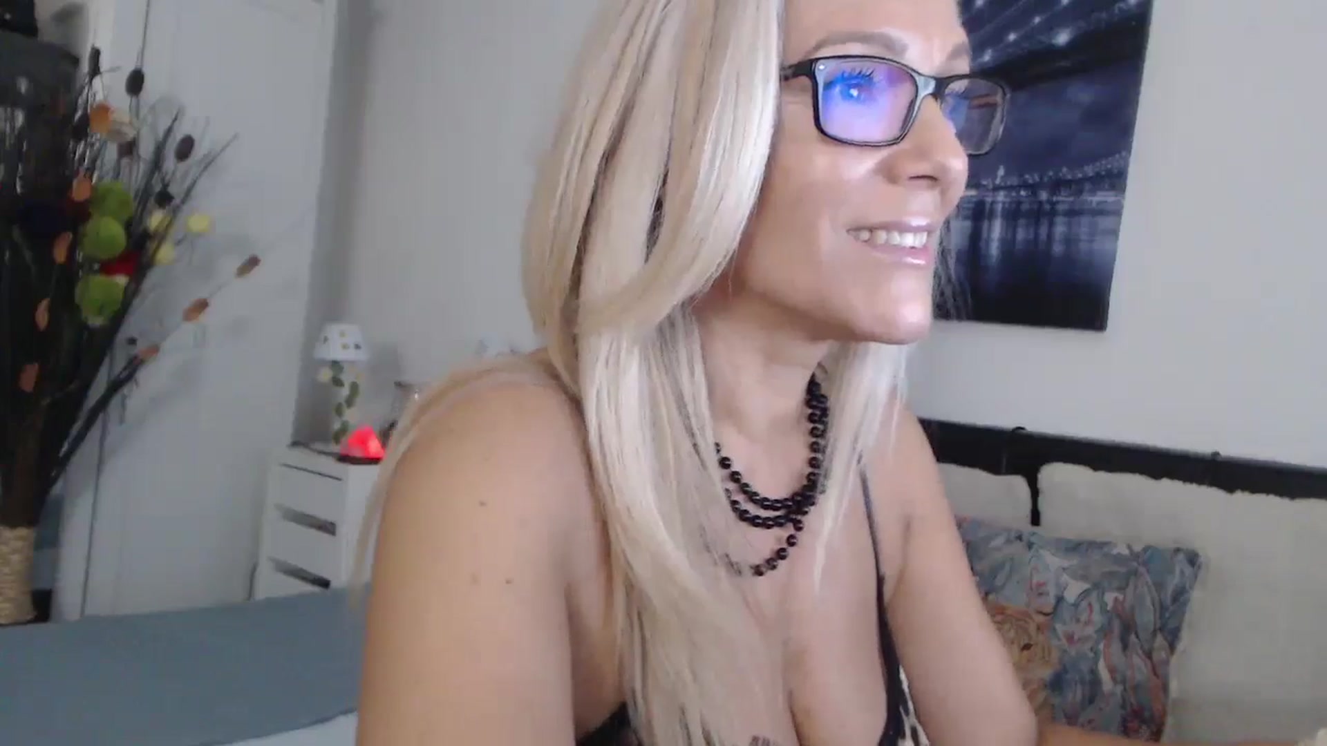 Gallery image thumbnail from Reeya71's myfreecams stream on, 10/04/2024, 05:52 image 14 of 20