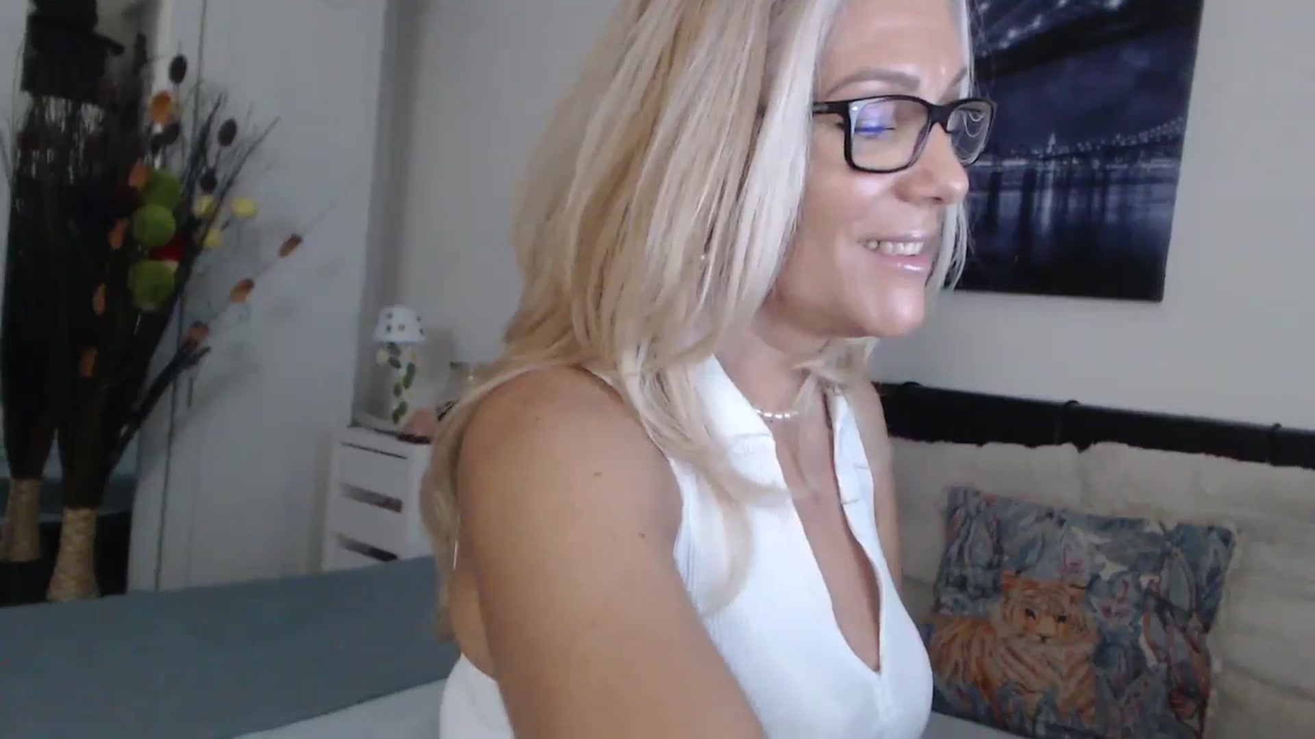 Gallery image thumbnail from Reeya71's myfreecams stream on, 10/14/2024, 01:38 image 8 of 20