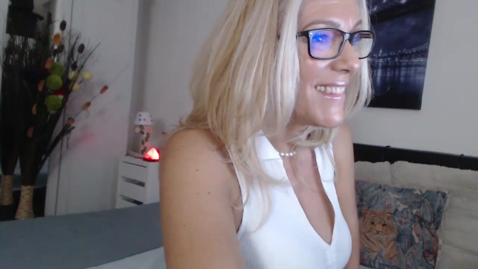 Gallery image thumbnail from Reeya71's myfreecams stream on, 10/14/2024, 01:38 image 6 of 20