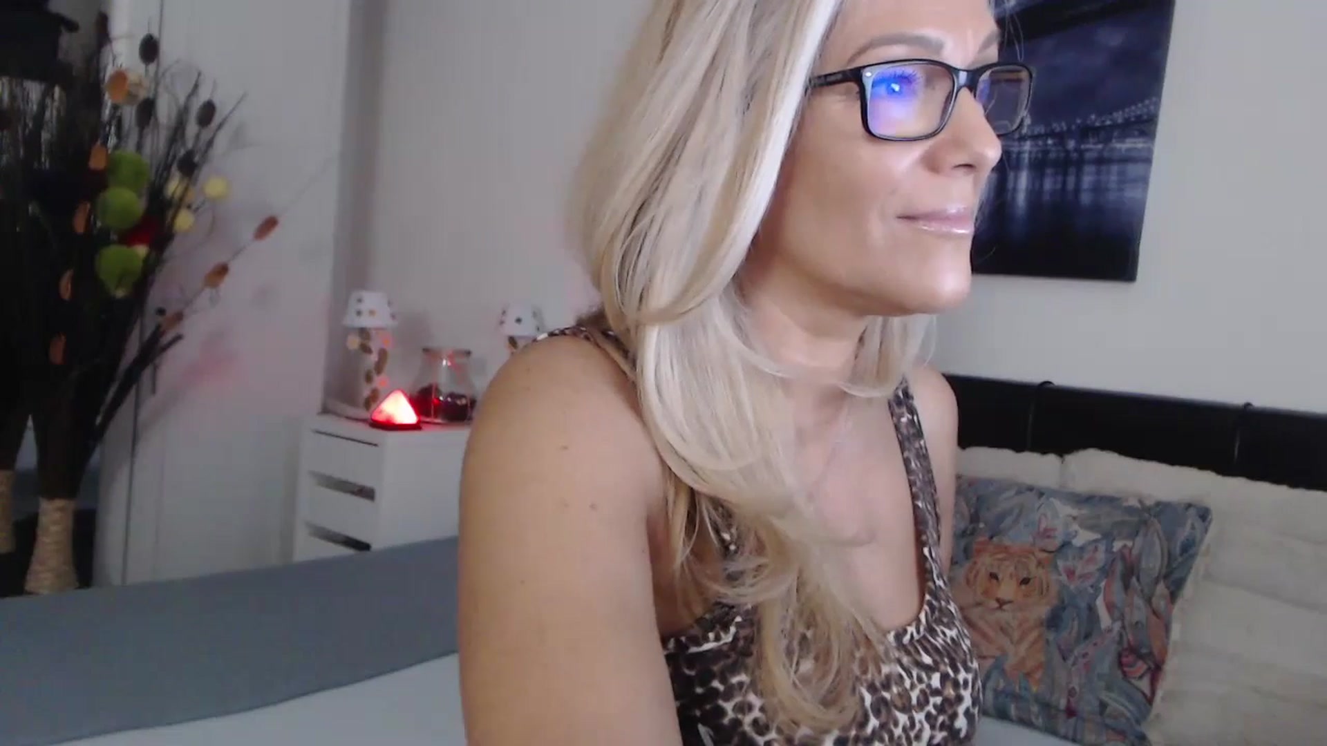 Gallery image thumbnail from Reeya71's myfreecams stream on, 10/15/2024, 04:16 image 12 of 20