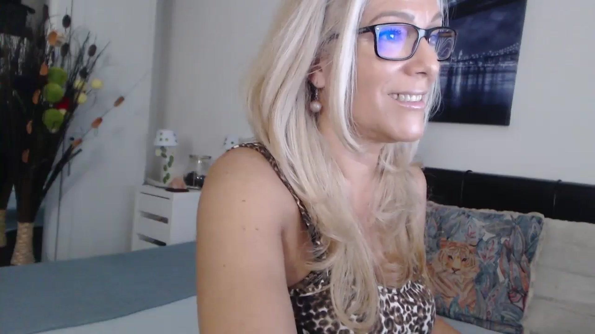 Gallery image thumbnail from Reeya71's myfreecams stream on, 10/15/2024, 05:41 image 16 of 20
