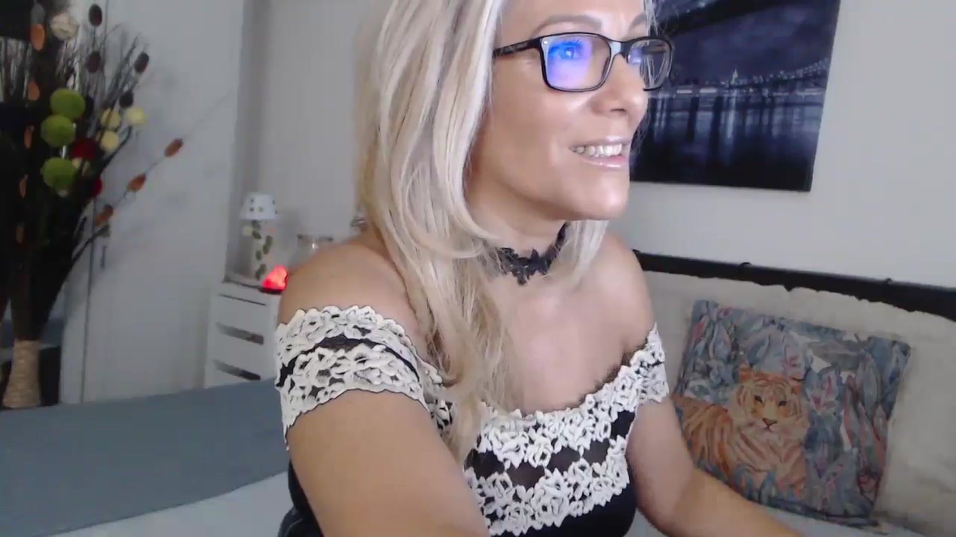 Gallery image thumbnail from Reeya71's myfreecams stream on, 10/16/2024, 05:38 image 12 of 20