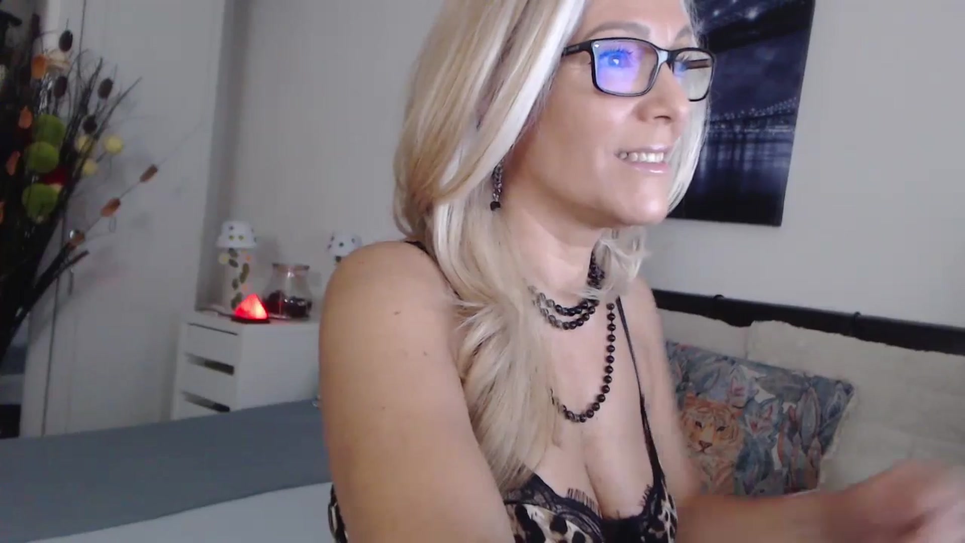 Gallery image thumbnail from Reeya71's myfreecams stream on, 10/21/2024, 24:36 image 17 of 20