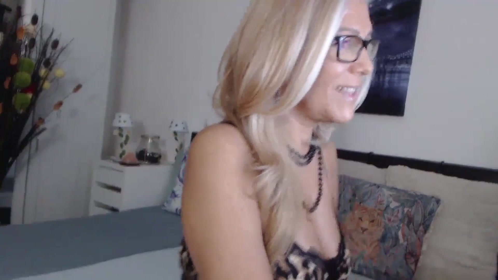 Gallery image thumbnail from Reeya71's myfreecams stream on, 10/21/2024, 24:36 image 18 of 20