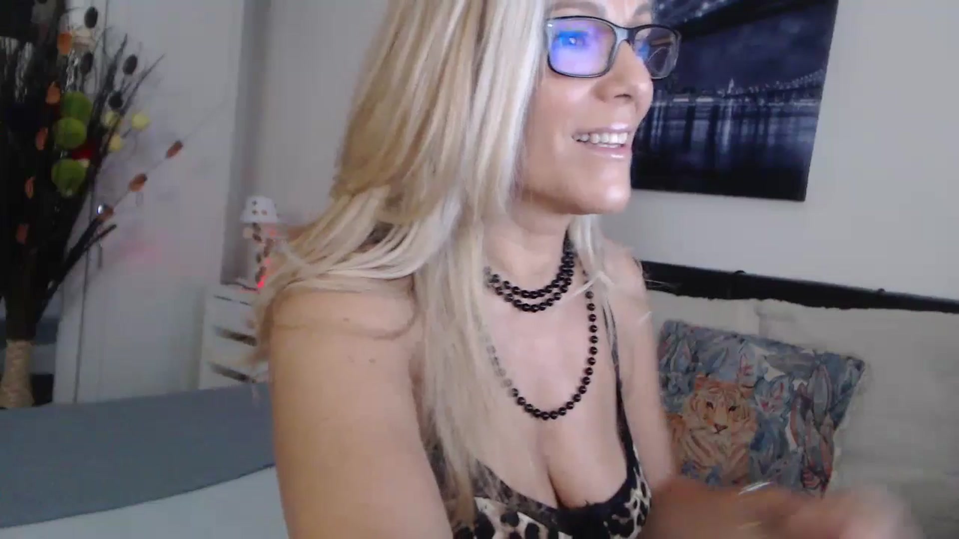 Gallery image thumbnail from Reeya71's myfreecams stream on, 10/21/2024, 05:17 image 15 of 20