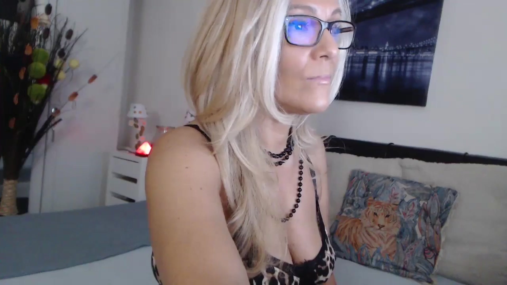 Gallery image thumbnail from Reeya71's myfreecams stream on, 10/21/2024, 05:43 image 11 of 20
