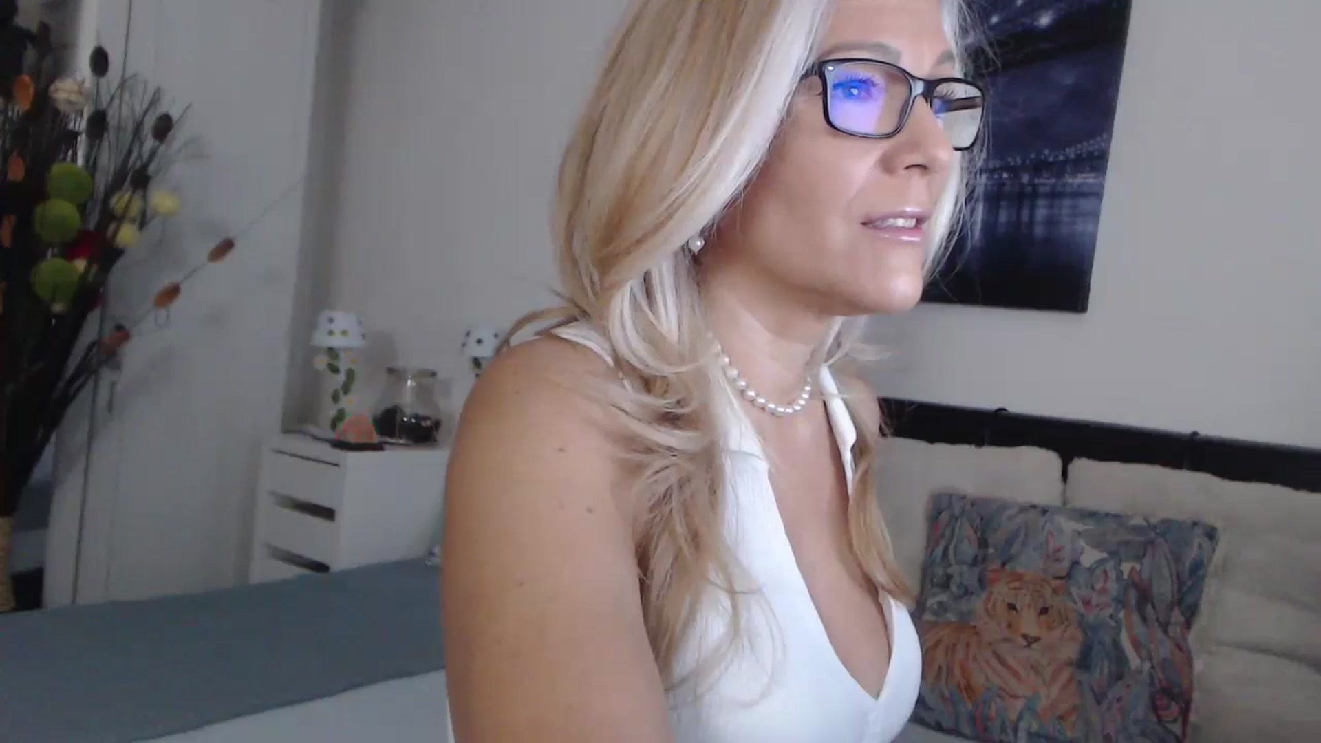 Gallery image thumbnail from Reeya71's myfreecams stream on, 10/22/2024, 02:16 image 16 of 20
