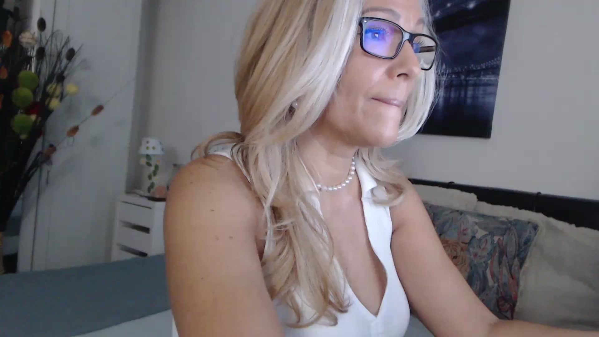 Gallery image thumbnail from Reeya71's myfreecams stream on, 10/22/2024, 04:55 image 4 of 20