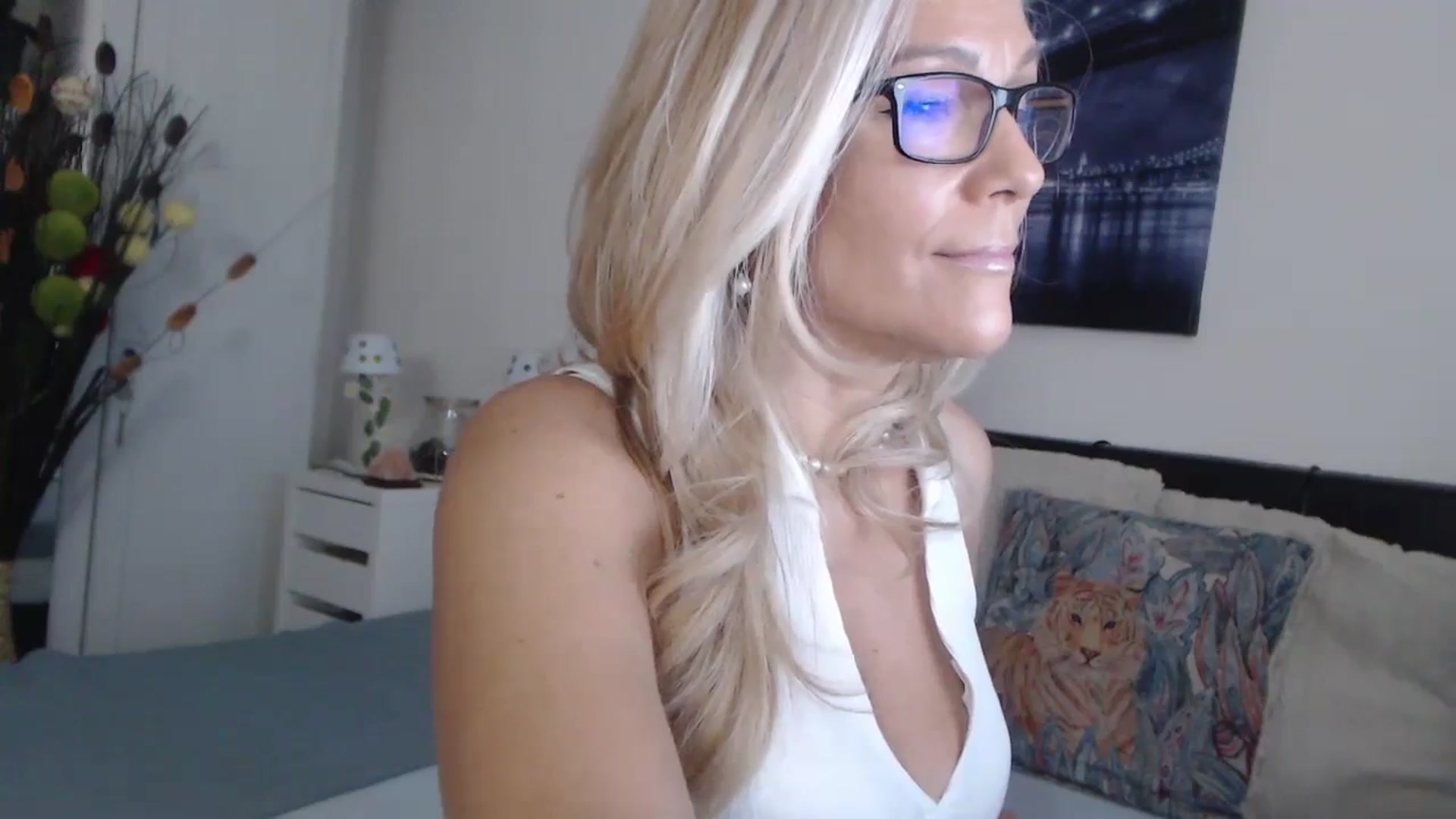 Gallery image thumbnail from Reeya71's myfreecams stream on, 10/22/2024, 06:30 image 10 of 20
