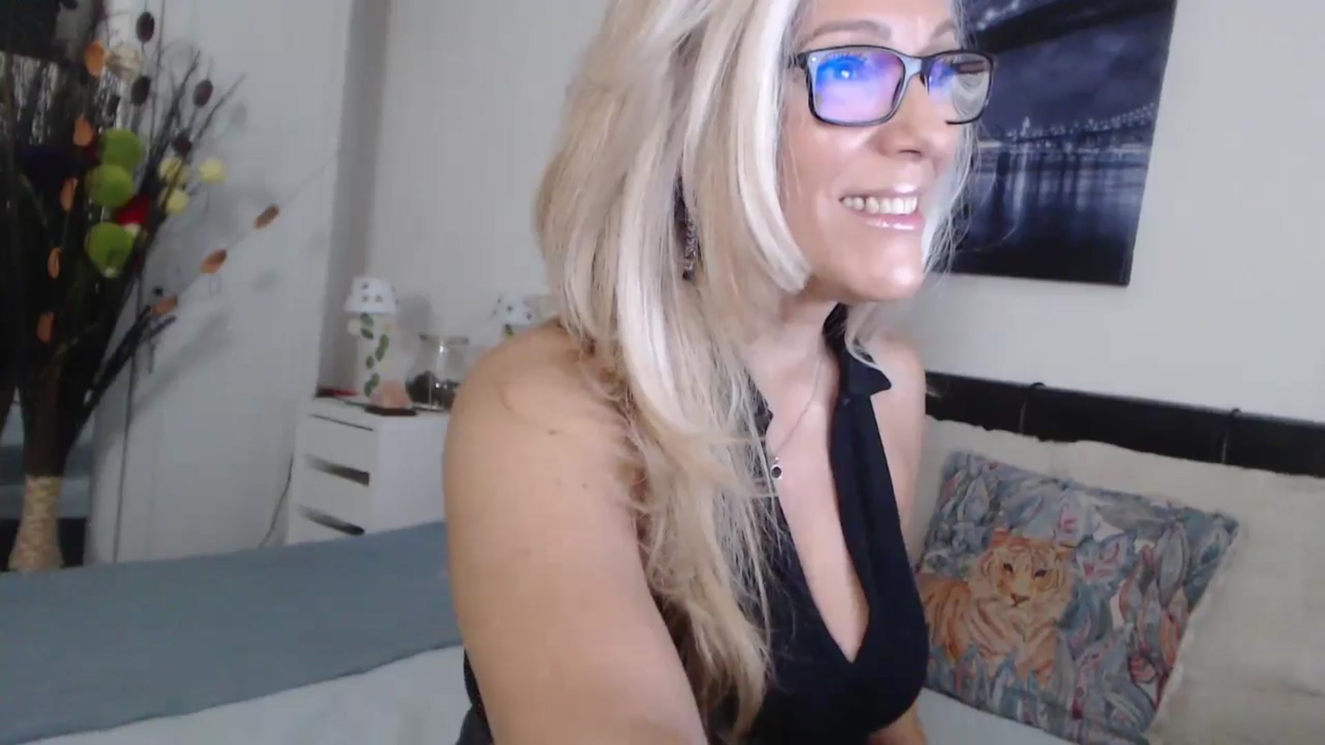 Gallery image thumbnail from Reeya71's myfreecams stream on, 10/25/2024, 01:44 image 12 of 20