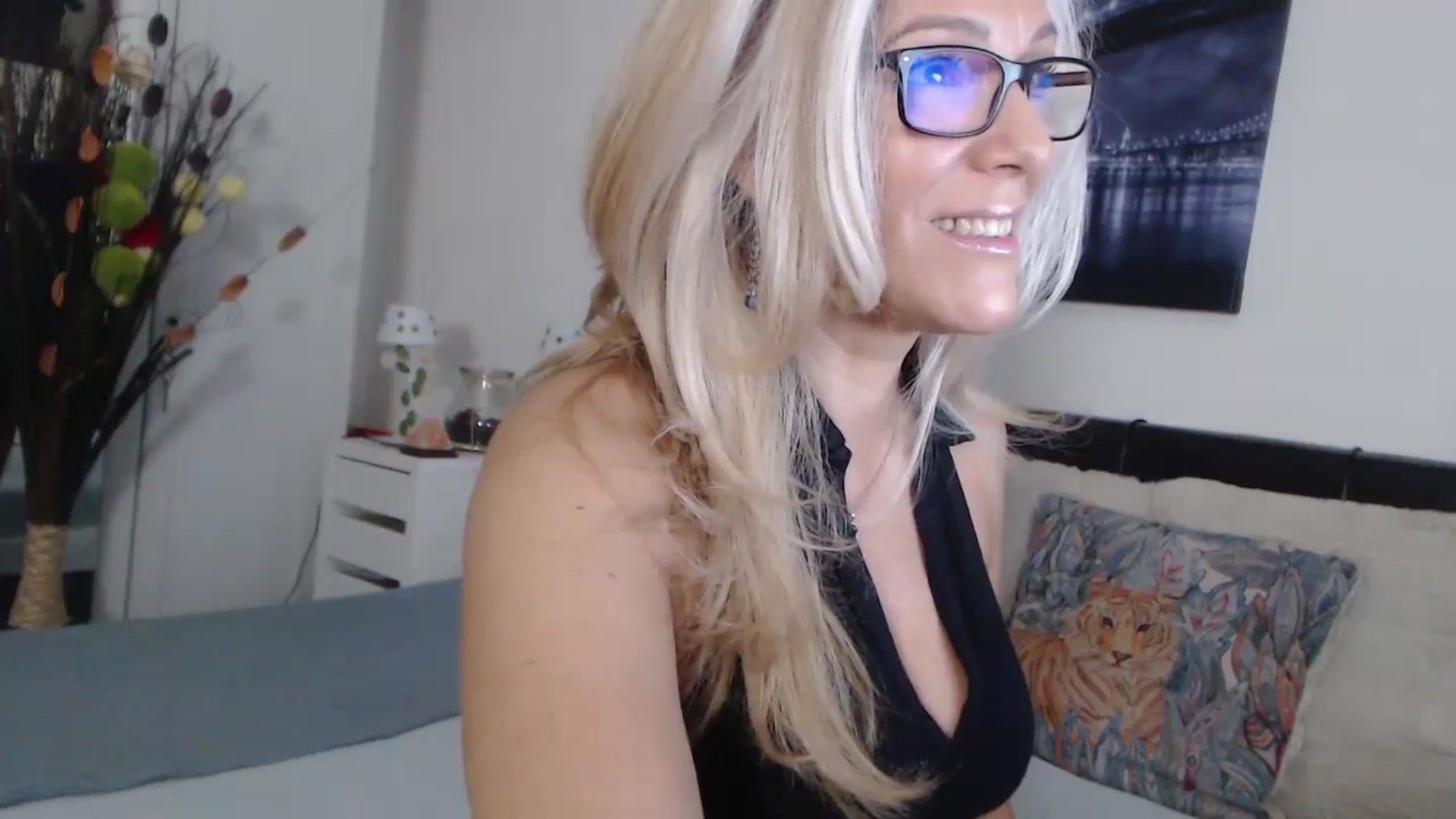 Gallery image thumbnail from Reeya71's myfreecams stream on, 10/25/2024, 01:44 image 8 of 20