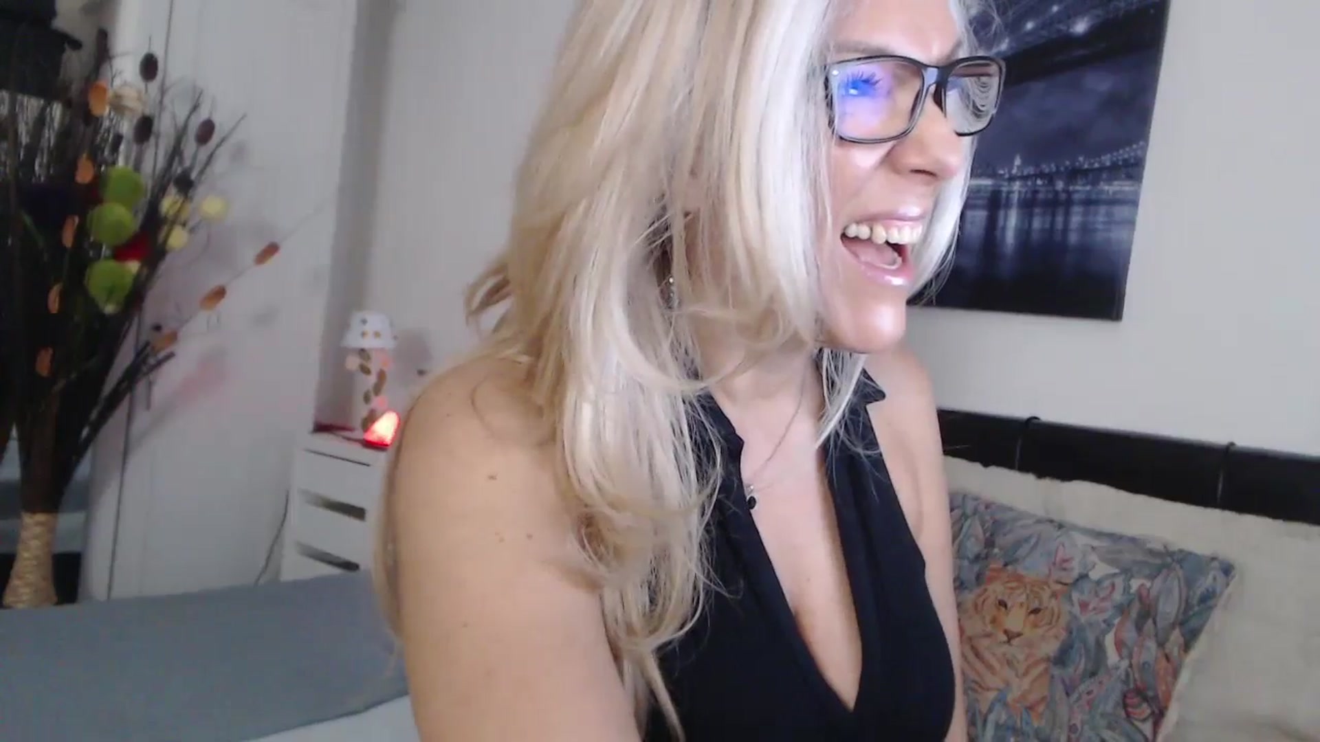 Gallery image thumbnail from Reeya71's myfreecams stream on, 10/25/2024, 01:44 image 16 of 20