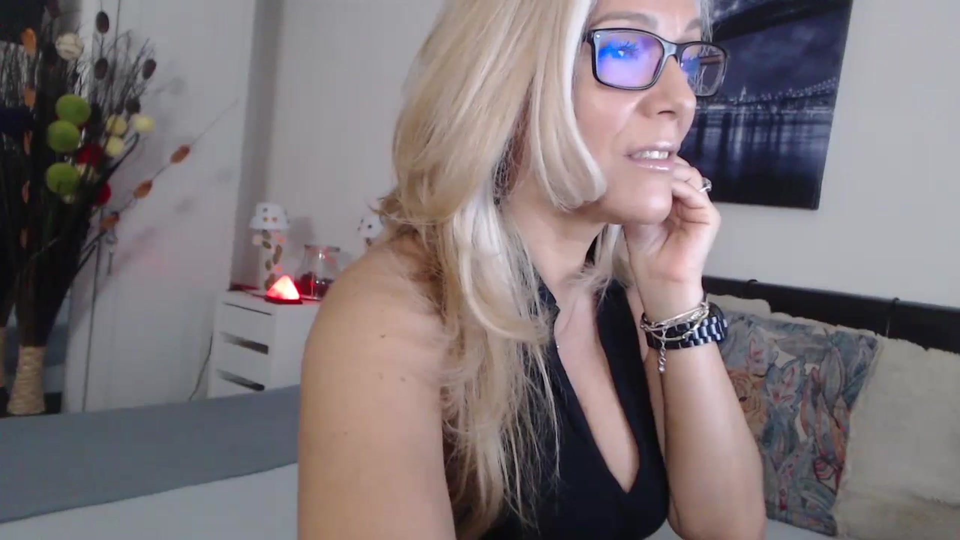 Gallery image thumbnail from Reeya71's myfreecams stream on, 10/25/2024, 03:03 image 4 of 20