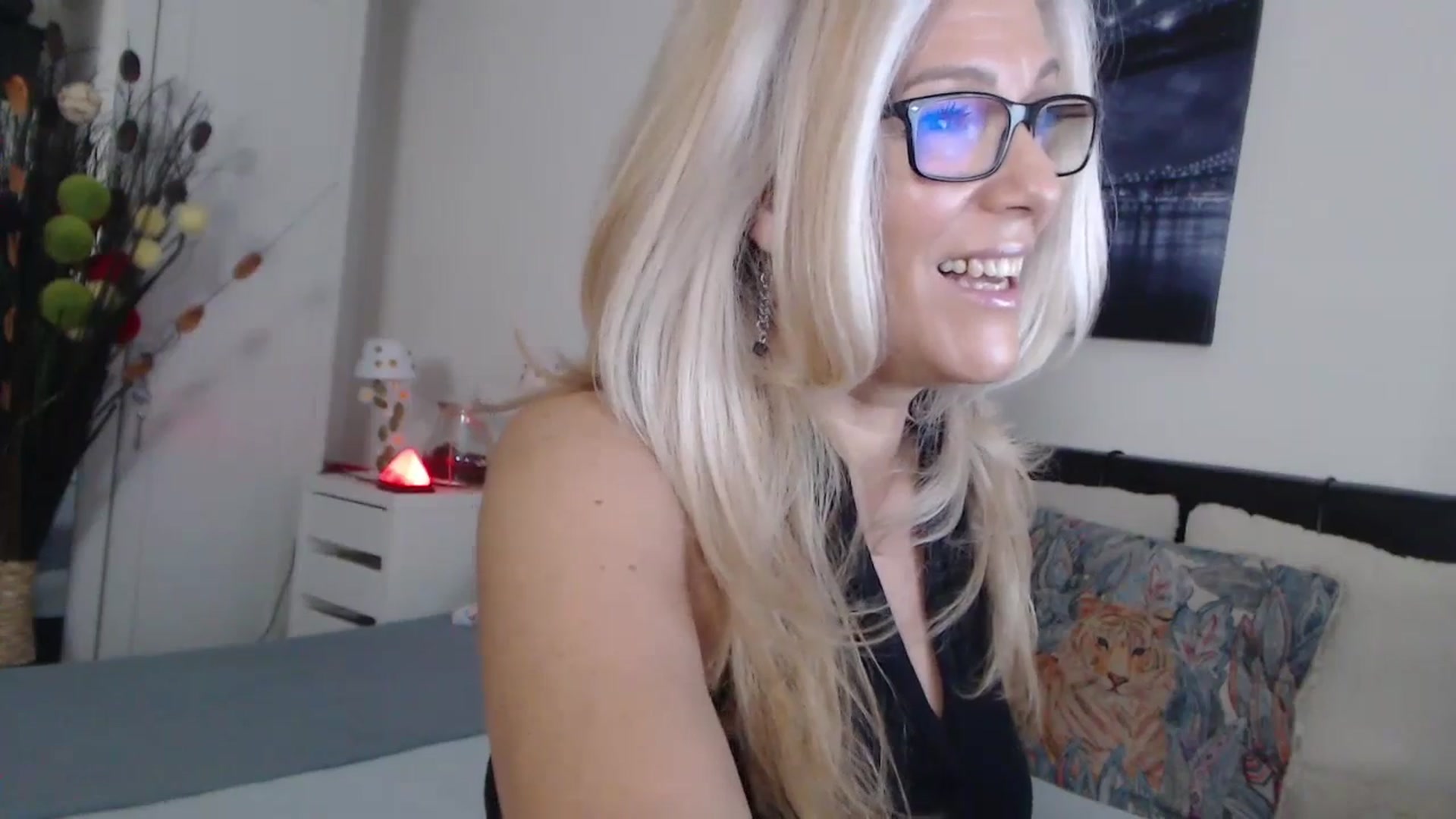 Gallery image thumbnail from Reeya71's myfreecams stream on, 10/25/2024, 05:30 image 10 of 20