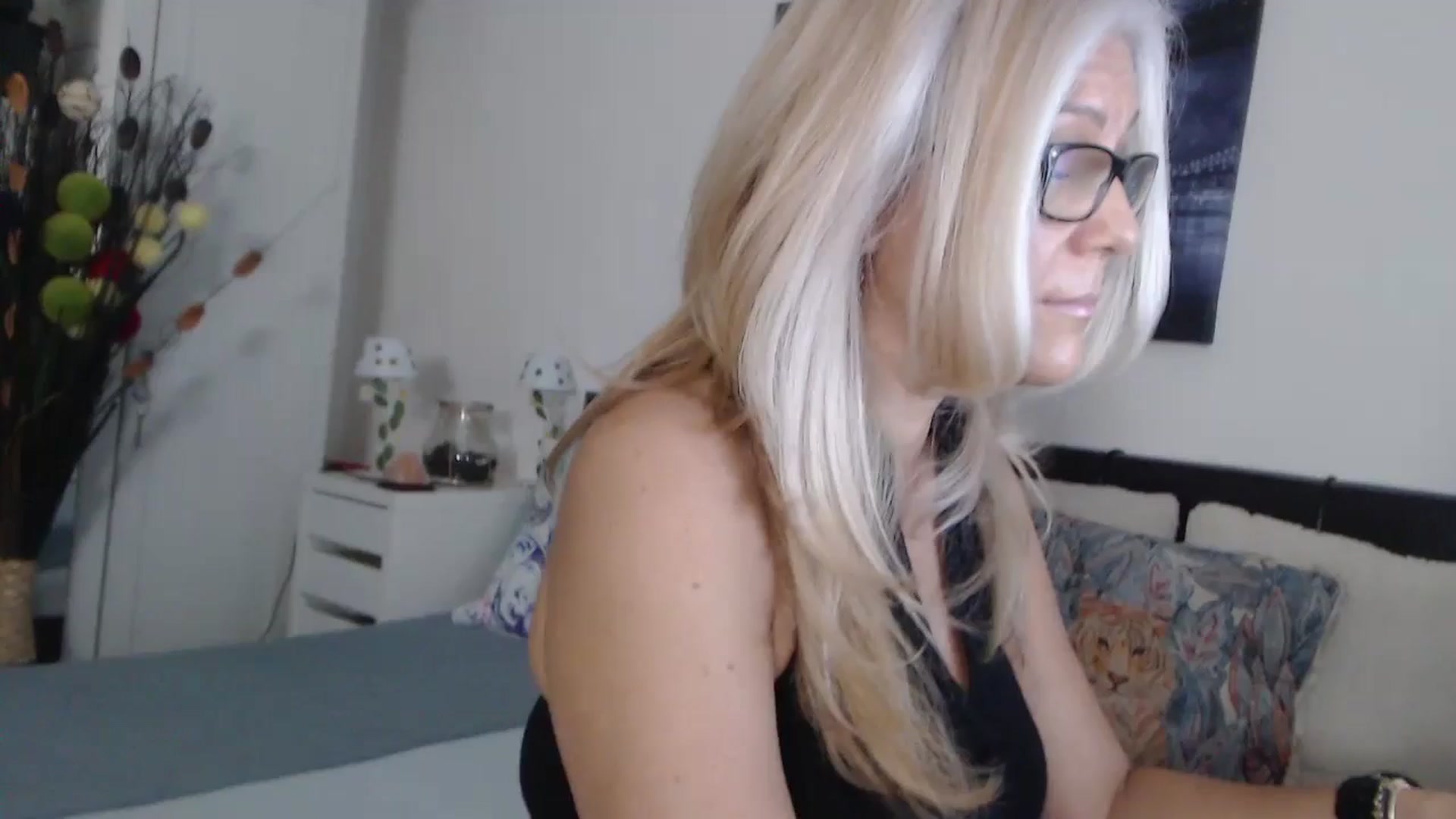 Gallery image thumbnail from Reeya71's myfreecams stream on, 10/25/2024, 05:30 image 5 of 20
