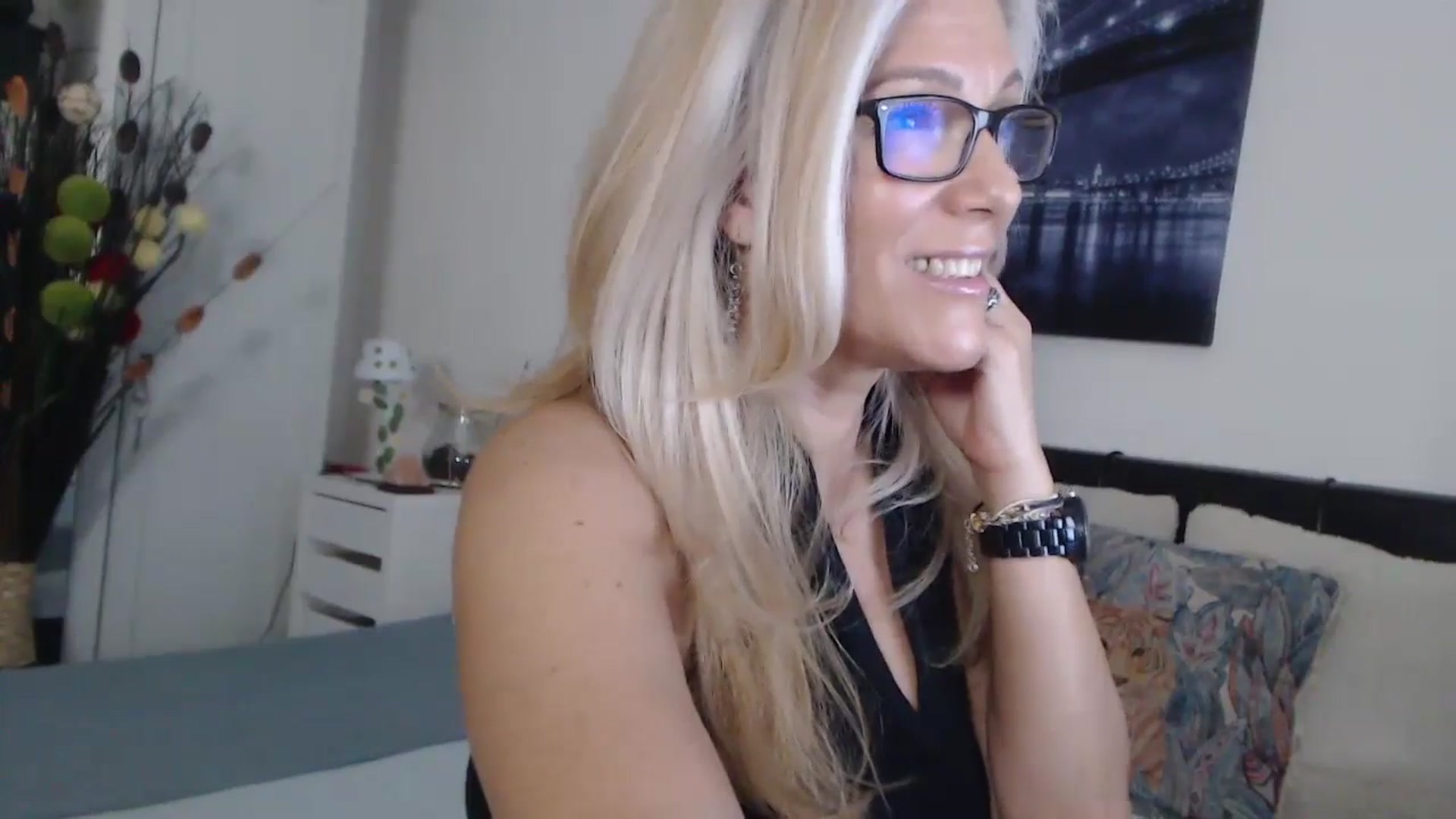 Gallery image thumbnail from Reeya71's myfreecams stream on, 10/25/2024, 05:30 image 11 of 20
