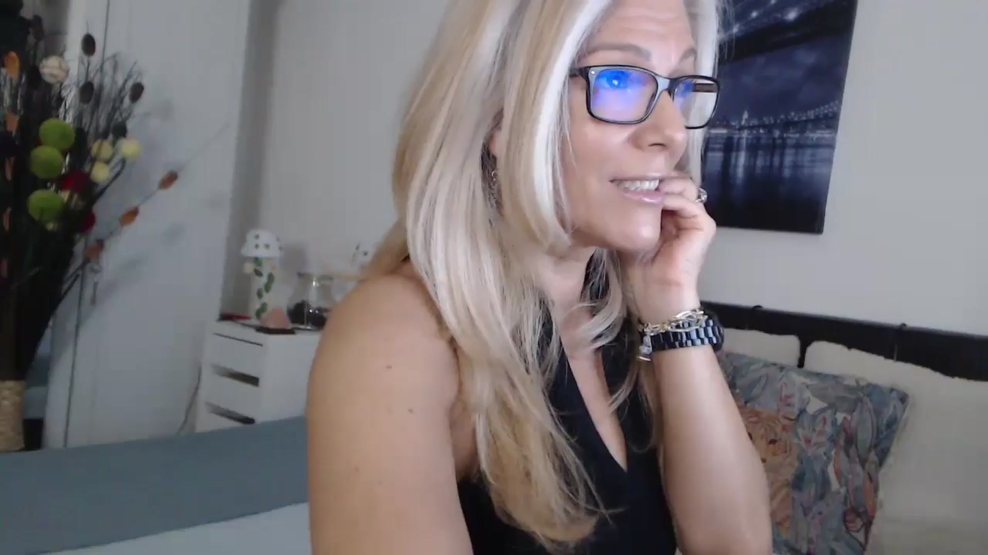 Gallery image thumbnail from Reeya71's myfreecams stream on, 10/25/2024, 05:30 image 7 of 20