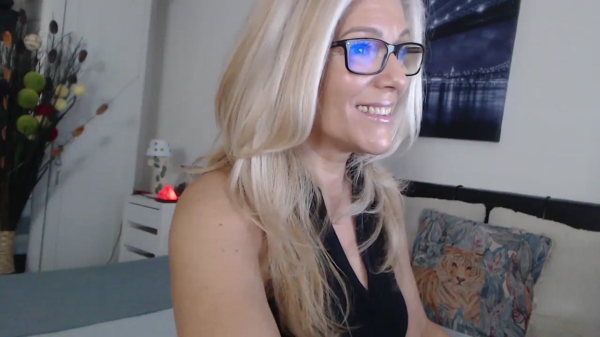 Gallery image thumbnail from Reeya71's myfreecams stream on, 10/25/2024, 05:30 image 12 of 20